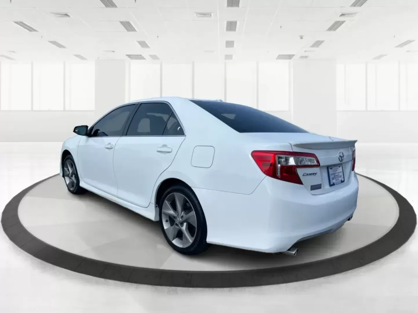 2014 Toyota Camry SE V6 (4T1BK1FK4EU) with an 3.5L V-6 DOHC engine, located at 8750 N County Rd 25A, Piqua, OH, 45356, (937) 908-9800, 40.164391, -84.232513 - Photo#4