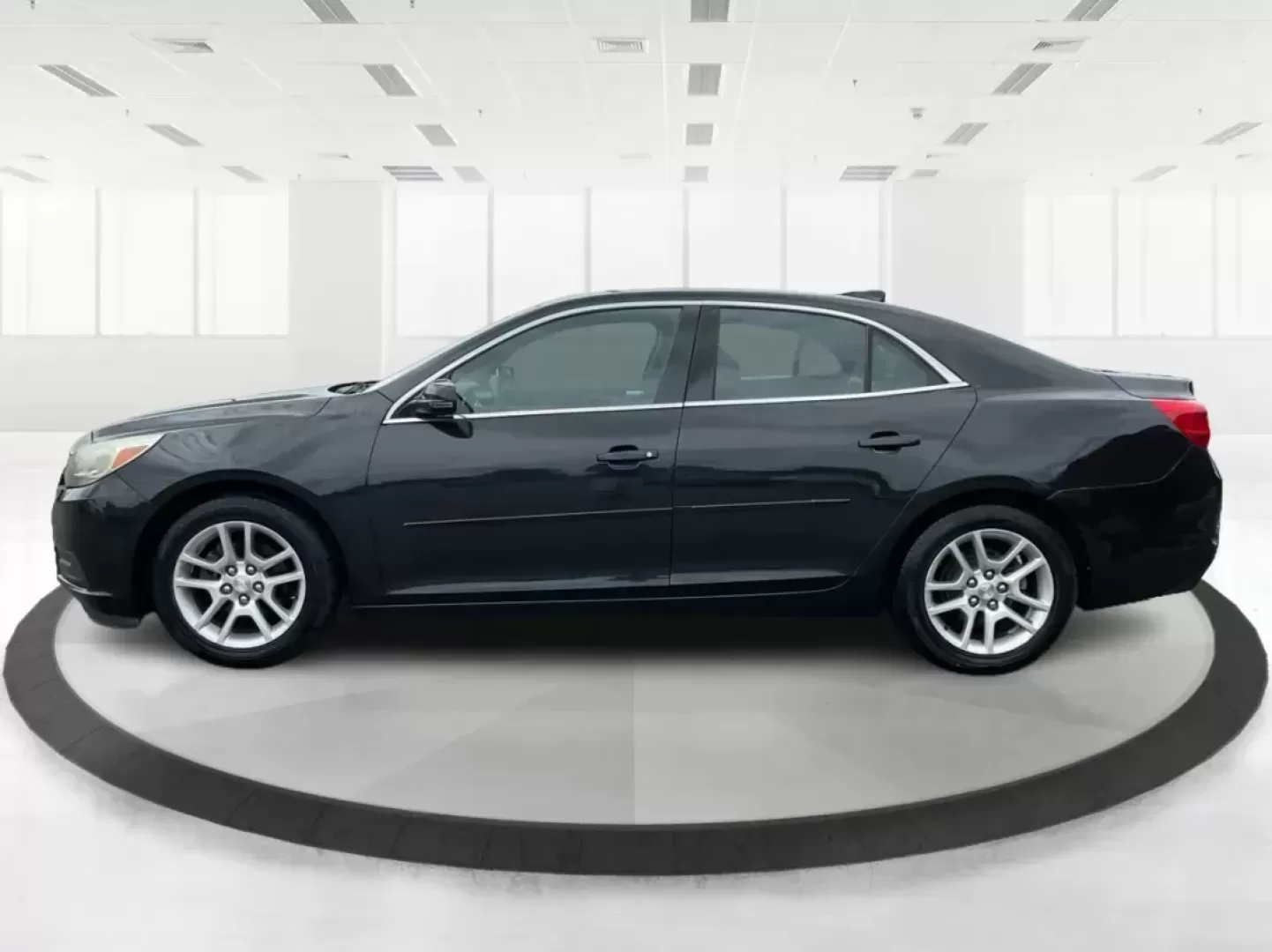 2015 Chevrolet Malibu 1LT (1G11C5SL0FF) with an ECOTEC 2.5L I-4 gasoline direct injection engine, located at 1230 East Main St, Xenia, OH, 45385, (937) 908-9800, 39.688026, -83.910172 - Photo#5