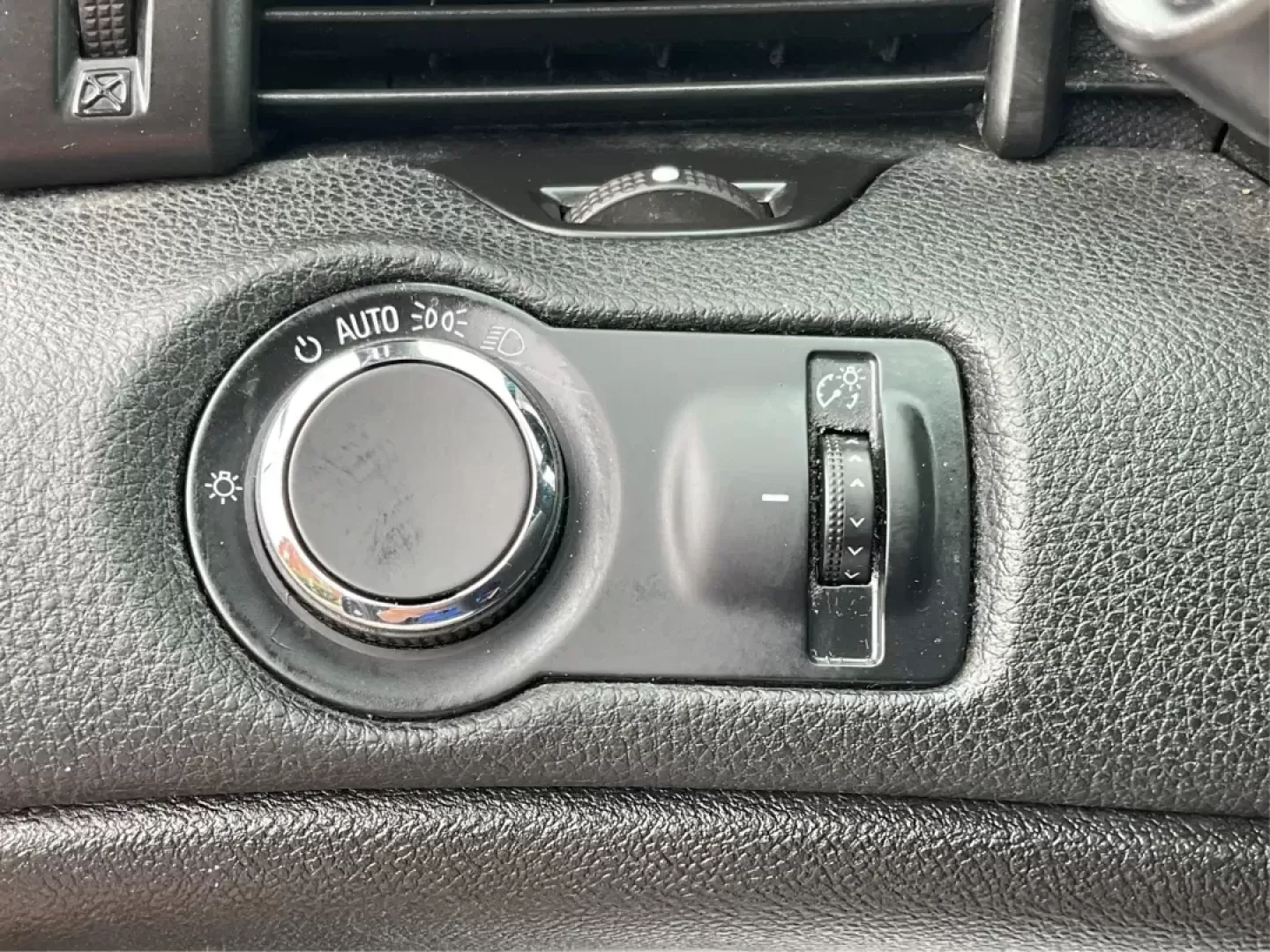 2015 Chevrolet Malibu 1LT (1G11C5SL0FF) with an ECOTEC 2.5L I-4 gasoline direct injection engine, located at 1230 East Main St, Xenia, OH, 45385, (937) 908-9800, 39.688026, -83.910172 - Photo#16
