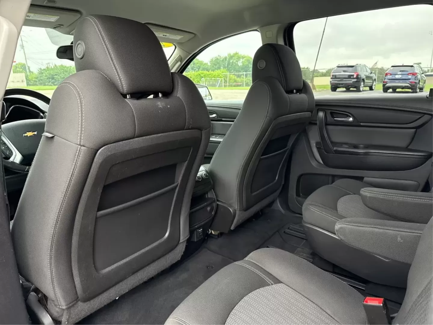 2015 Chevrolet Traverse 1LT (1GNKVGKD4FJ) with an 3.6L V-6 gasoline direct injection engine, located at 1099 N County Rd 25A , Troy, OH, 45373, (937) 908-9800, 40.057079, -84.212883 - Photo#10