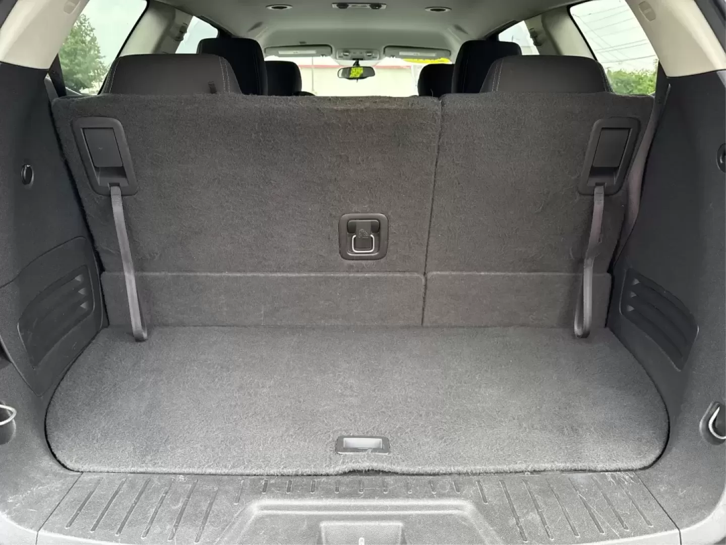 2015 Chevrolet Traverse 1LT (1GNKVGKD4FJ) with an 3.6L V-6 gasoline direct injection engine, located at 1099 N County Rd 25A , Troy, OH, 45373, (937) 908-9800, 40.057079, -84.212883 - Photo#12