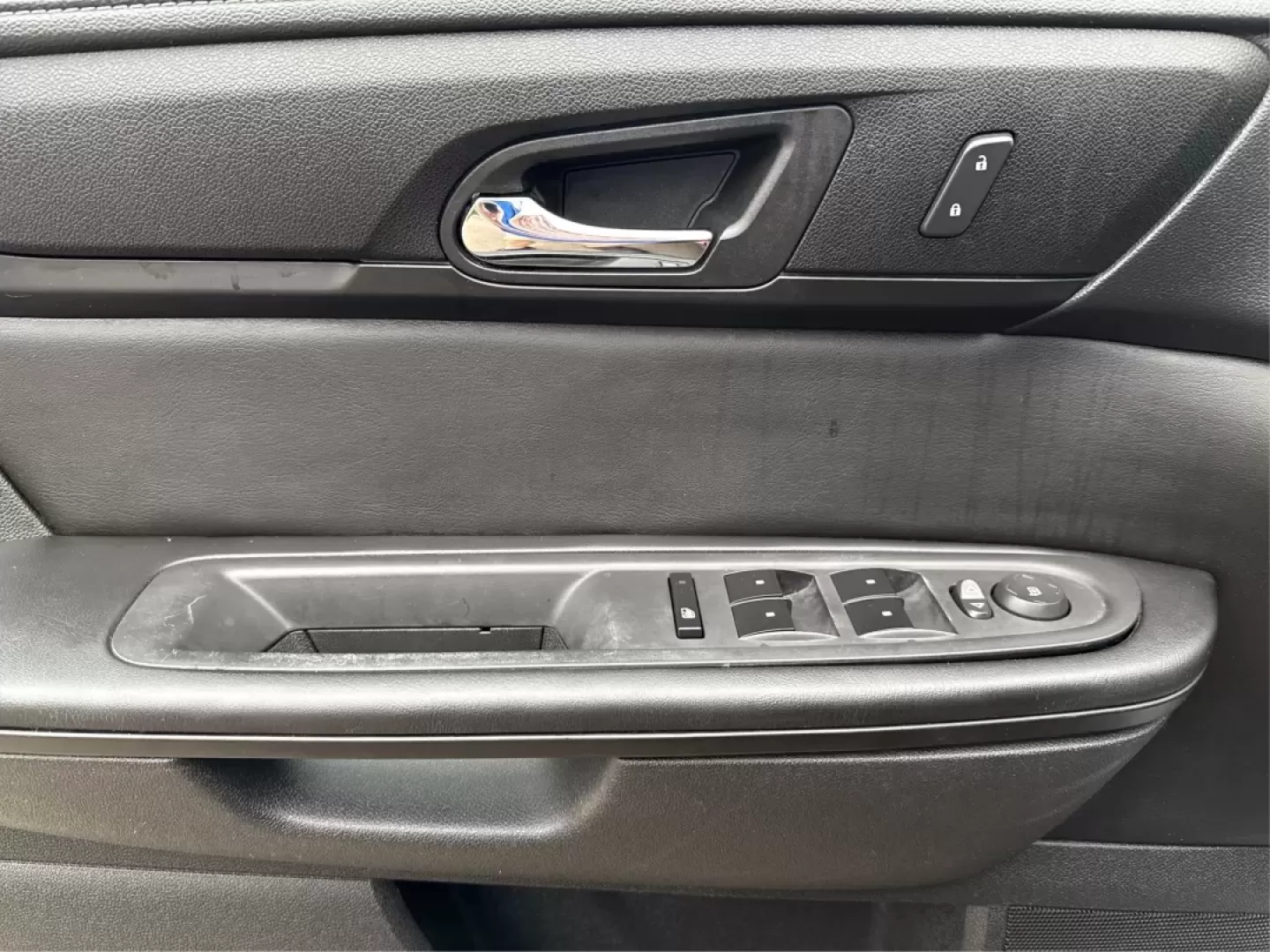 2015 Chevrolet Traverse 1LT (1GNKVGKD4FJ) with an 3.6L V-6 gasoline direct injection engine, located at 1099 N County Rd 25A , Troy, OH, 45373, (937) 908-9800, 40.057079, -84.212883 - Photo#19