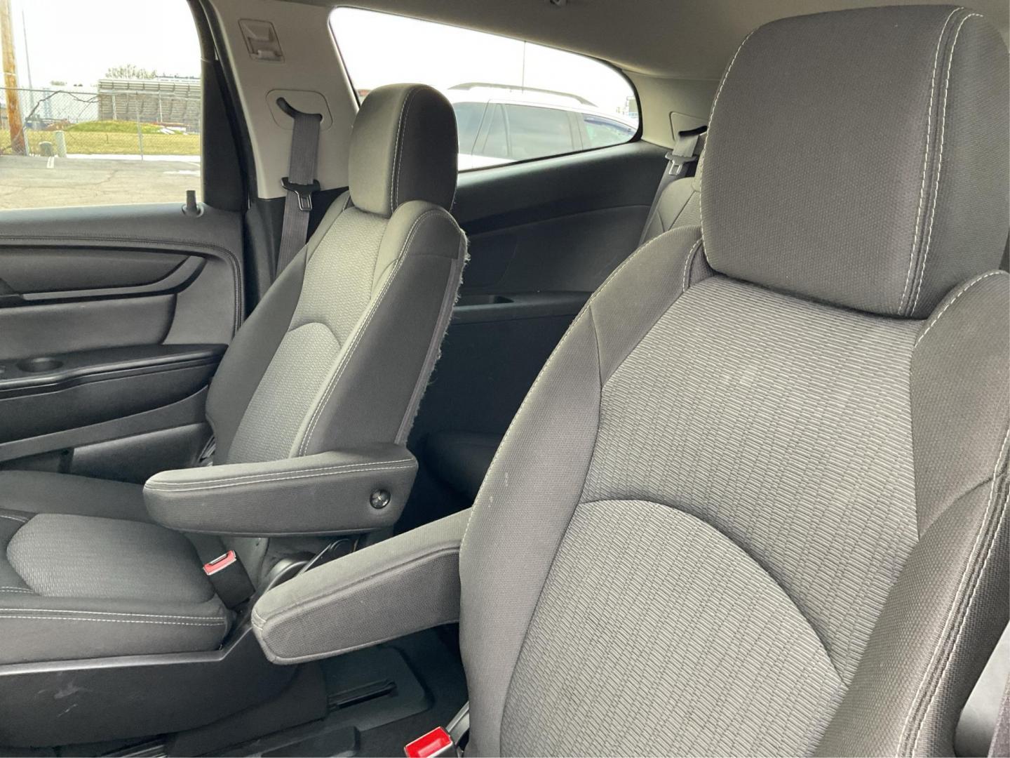 2015 Chevrolet Traverse 1LT (1GNKVGKD3FJ) with an 3.6L V-6 gasoline direct injection engine, located at 880 E. National Road, Vandalia, OH, 45377, (937) 908-9800, 39.891918, -84.183594 - Photo#9