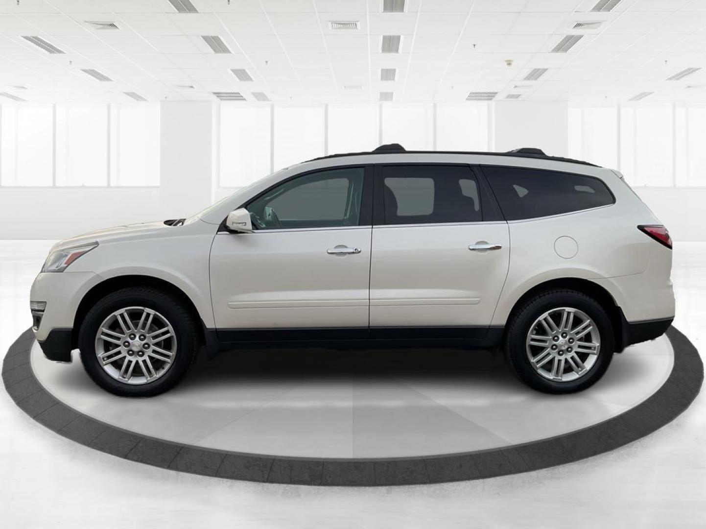 2015 Chevrolet Traverse 1LT (1GNKVGKD3FJ) with an 3.6L V-6 gasoline direct injection engine, located at 880 E. National Road, Vandalia, OH, 45377, (937) 908-9800, 39.891918, -84.183594 - Photo#5