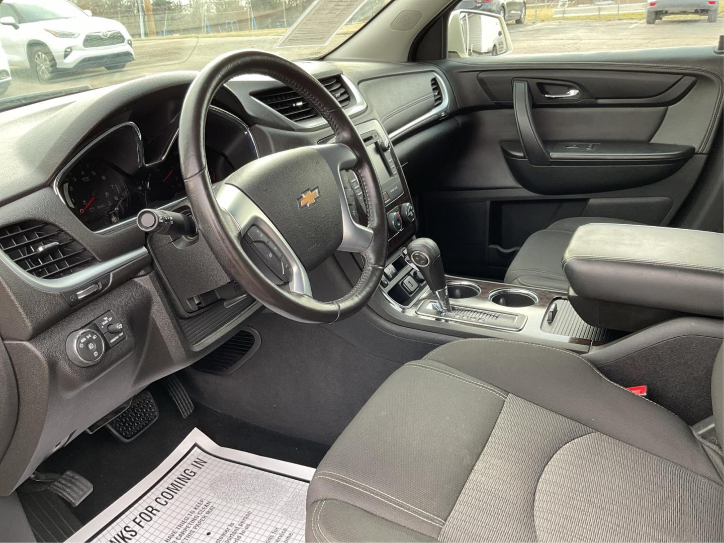 2015 Chevrolet Traverse 1LT (1GNKVGKD3FJ) with an 3.6L V-6 gasoline direct injection engine, located at 880 E. National Road, Vandalia, OH, 45377, (937) 908-9800, 39.891918, -84.183594 - Photo#8