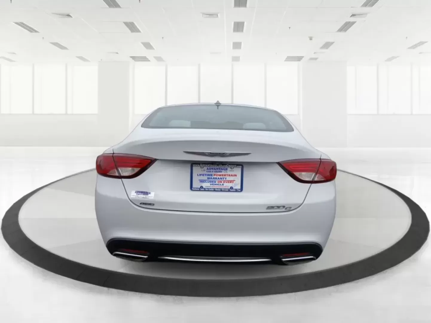 2015 Chrysler 200 C AWD (1C3CCCEG3FN) with an 3.6L V6 DOHC 24V FFV engine, 9-Speed Automatic transmission, located at 1184 Kauffman Ave, Fairborn, OH, 45324, (937) 908-9800, 39.807072, -84.030914 - Photo#3