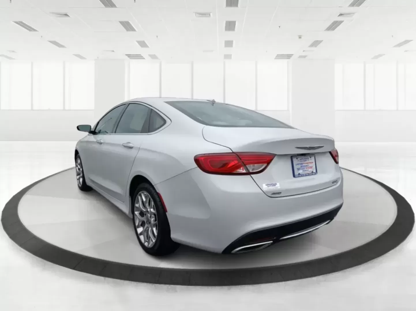 2015 Chrysler 200 C AWD (1C3CCCEG3FN) with an 3.6L V6 DOHC 24V FFV engine, 9-Speed Automatic transmission, located at 1184 Kauffman Ave, Fairborn, OH, 45324, (937) 908-9800, 39.807072, -84.030914 - Photo#4