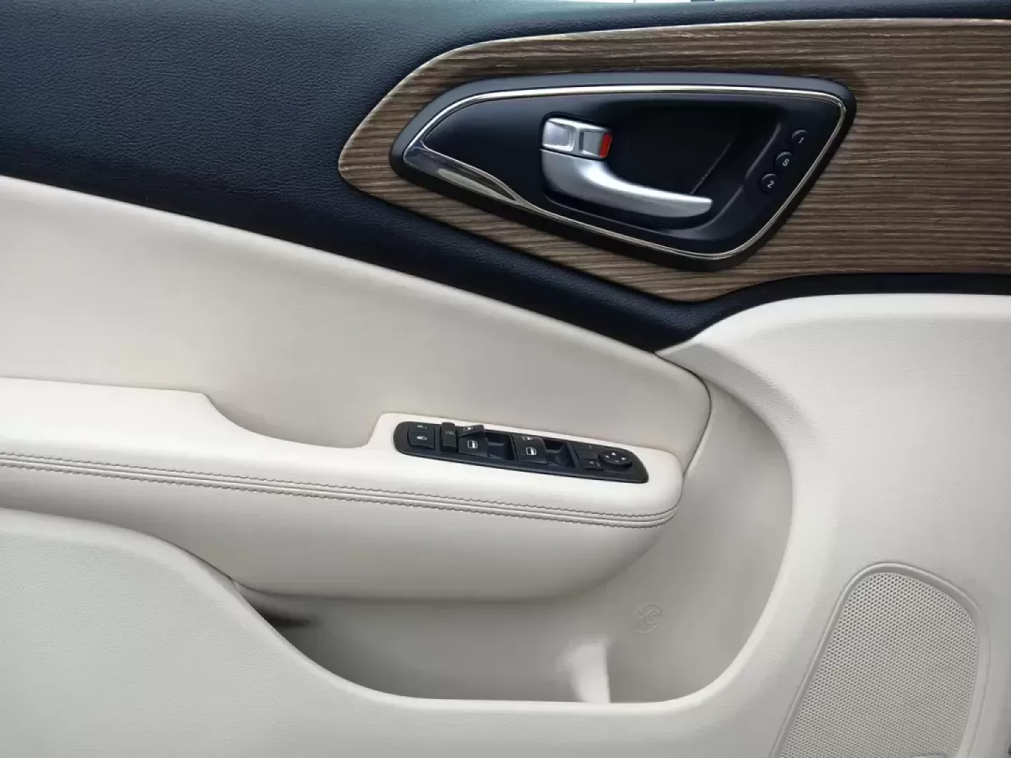 2015 Chrysler 200 C AWD (1C3CCCEG3FN) with an 3.6L V6 DOHC 24V FFV engine, 9-Speed Automatic transmission, located at 1184 Kauffman Ave, Fairborn, OH, 45324, (937) 908-9800, 39.807072, -84.030914 - Photo#18