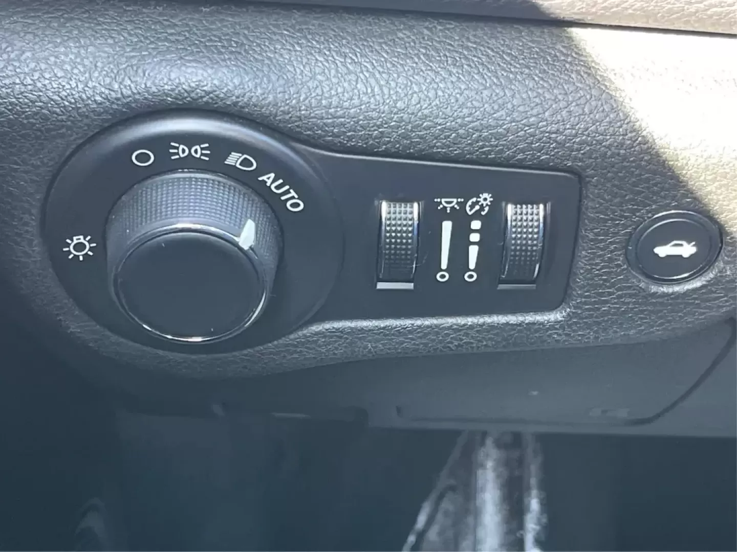 2015 Chrysler 200 Limited (1C3CCCAB8FN) with an Other engine, located at 1184 Kauffman Ave, Fairborn, OH, 45324, (937) 908-9800, 39.807072, -84.030914 - Photo#16