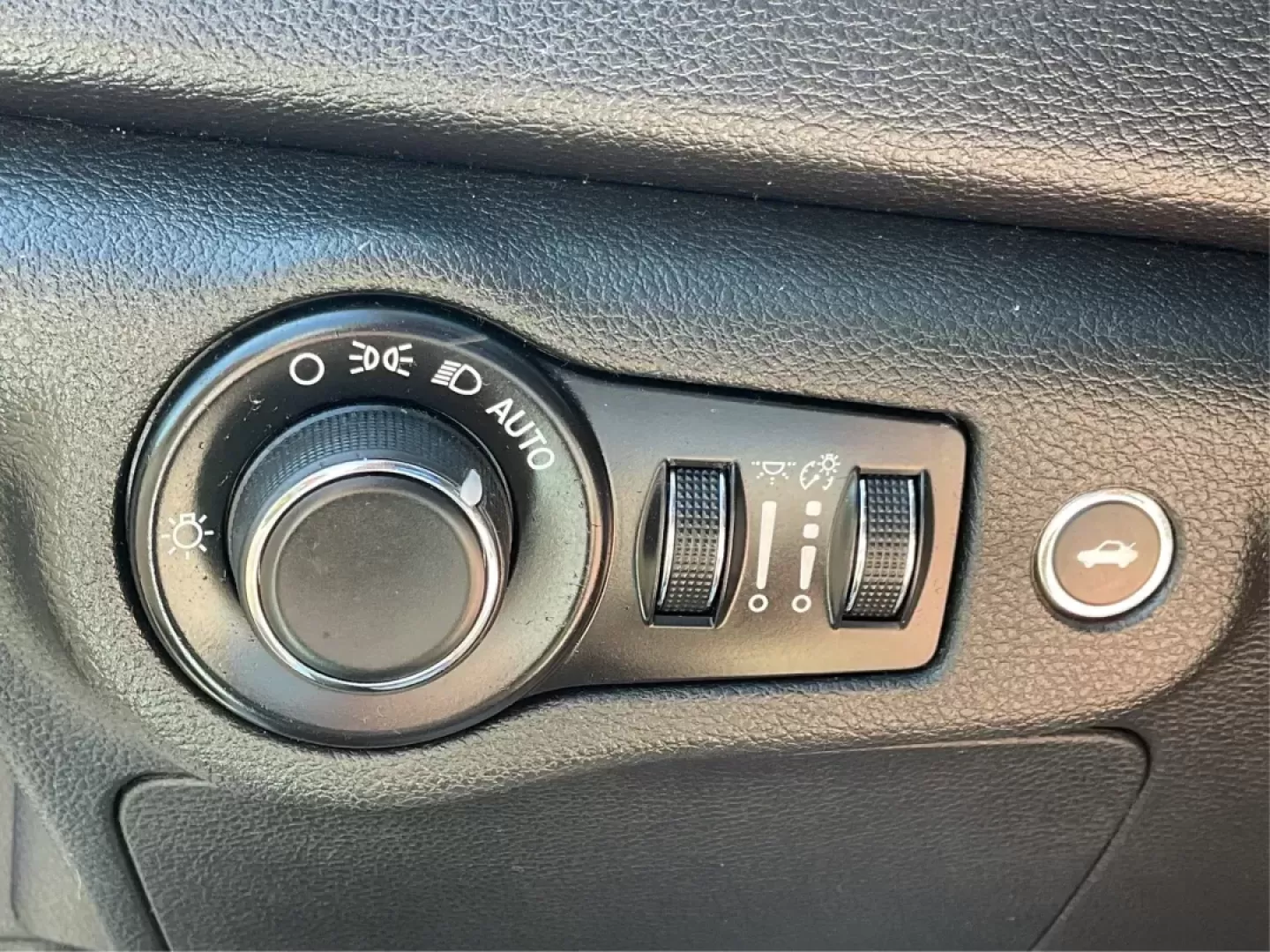 2015 Chrysler 200 Limited (1C3CCCAB5FN) with an 2.4L L4 DOHC 16V engine, 9-Speed Automatic transmission, located at 8750 N County Rd 25A, Piqua, OH, 45356, (937) 908-9800, 40.164391, -84.232513 - Photo#16