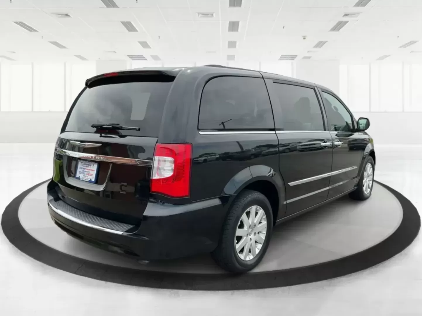 2015 Chrysler Town and Country Touring (2C4RC1BG2FR) with an 3.6L V-6 DOHC engine, located at 4508 South Dixie Dr, Moraine, OH, 45439, (937) 908-9800, 39.689976, -84.218452 - Photo#1