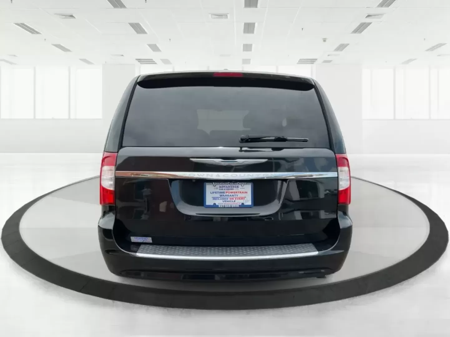 2015 Chrysler Town and Country Touring (2C4RC1BG2FR) with an 3.6L V-6 DOHC engine, located at 4508 South Dixie Dr, Moraine, OH, 45439, (937) 908-9800, 39.689976, -84.218452 - Photo#2