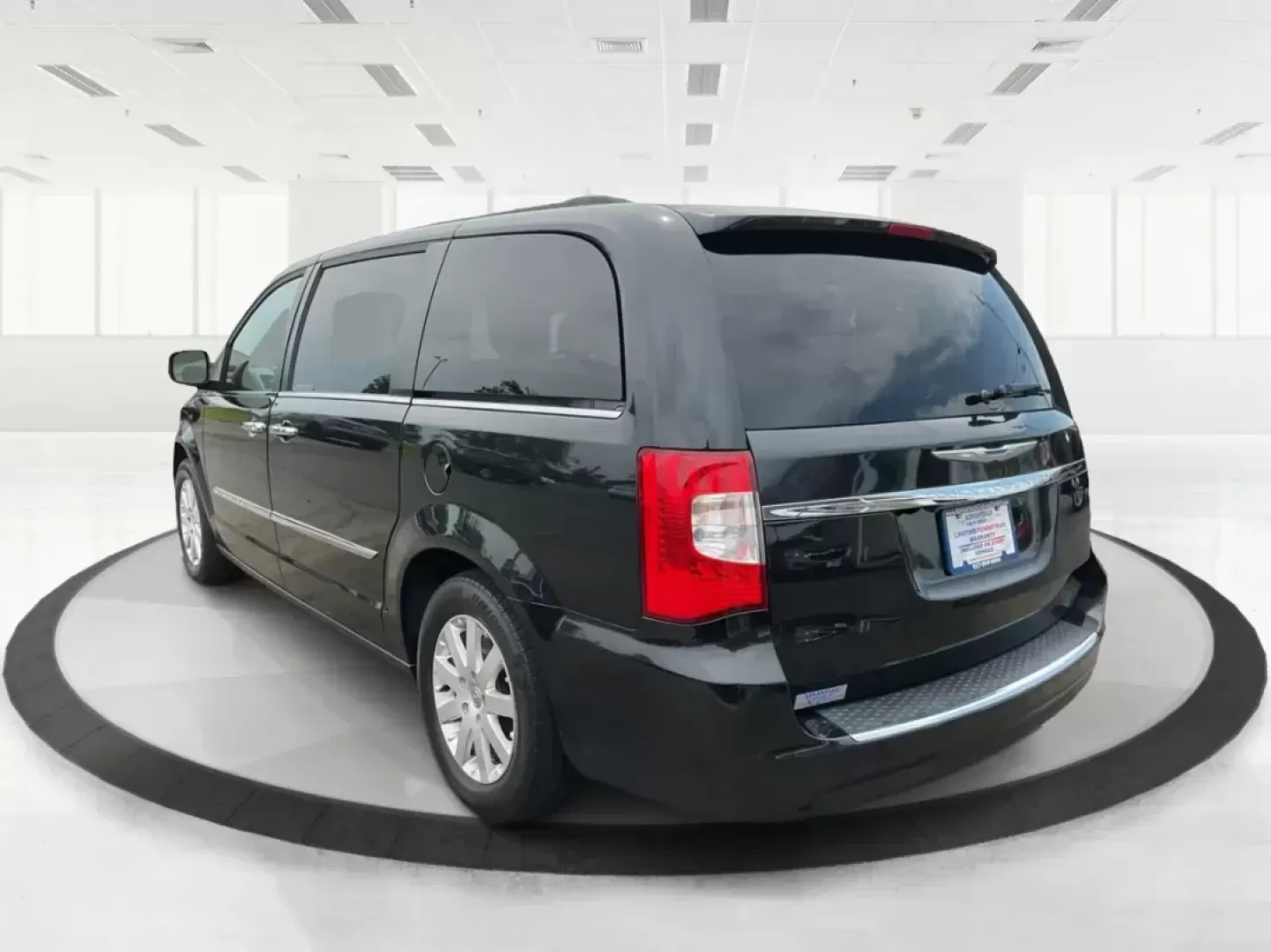 2015 Chrysler Town and Country Touring (2C4RC1BG2FR) with an 3.6L V-6 DOHC engine, located at 4508 South Dixie Dr, Moraine, OH, 45439, (937) 908-9800, 39.689976, -84.218452 - Photo#4