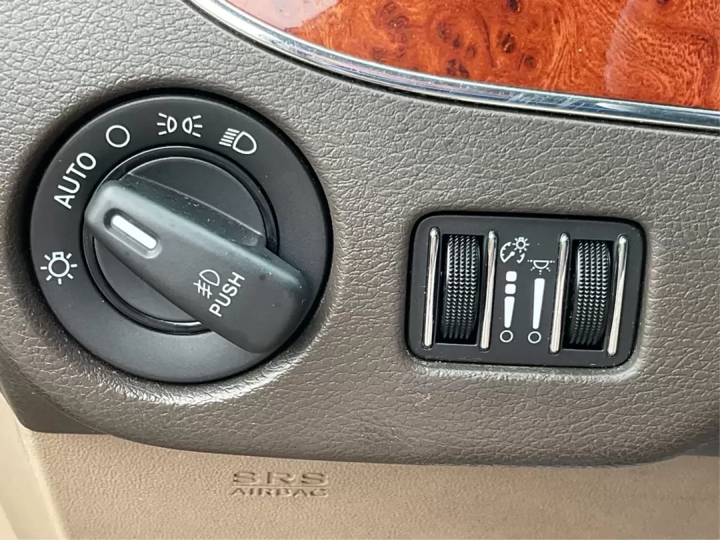 2015 Chrysler Town and Country Touring (2C4RC1BG2FR) with an 3.6L V-6 DOHC engine, located at 4508 South Dixie Dr, Moraine, OH, 45439, (937) 908-9800, 39.689976, -84.218452 - Photo#16