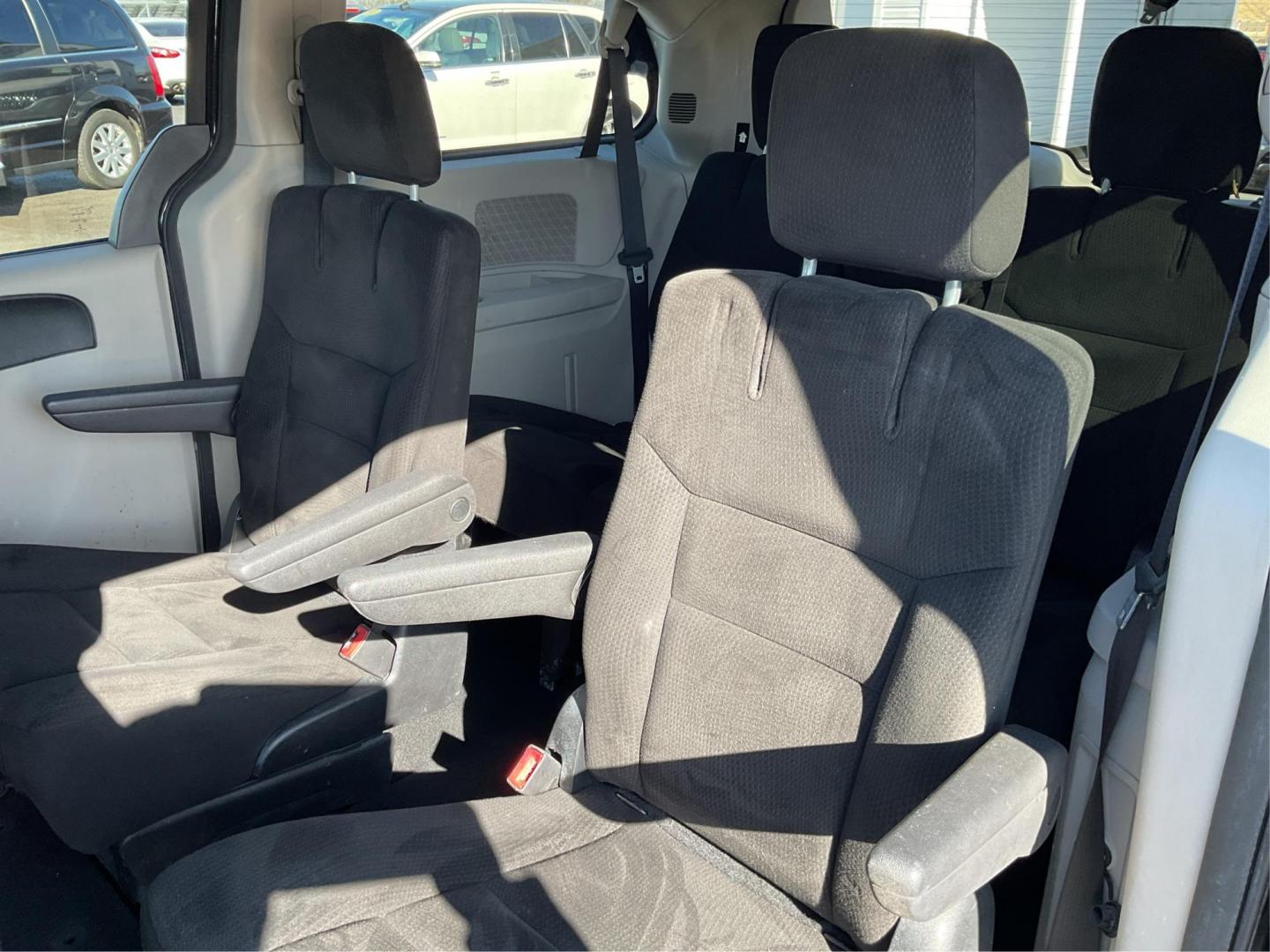 2015 Dodge Grand Caravan SXT (2C4RDGCG0FR) with an 3.6L V-6 DOHC engine, located at 8750 N County Rd 25A, Piqua, OH, 45356, (937) 908-9800, 40.164391, -84.232513 - Photo#9