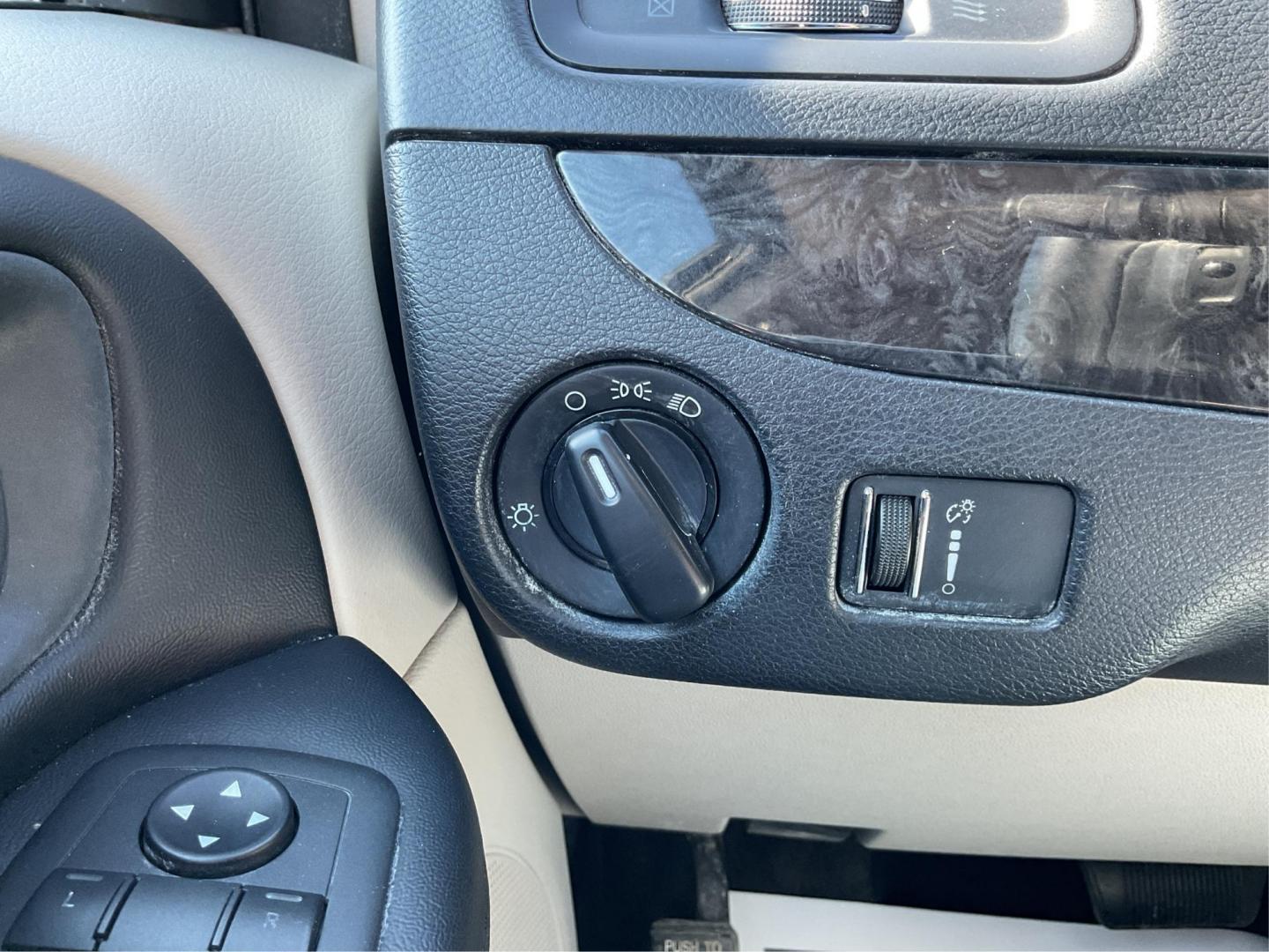 2015 Dodge Grand Caravan SXT (2C4RDGCG0FR) with an 3.6L V-6 DOHC engine, located at 8750 N County Rd 25A, Piqua, OH, 45356, (937) 908-9800, 40.164391, -84.232513 - Photo#16