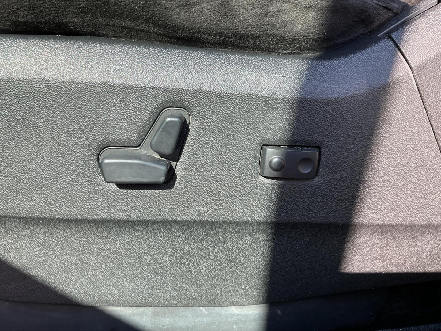 2015 Dodge Grand Caravan SXT (2C4RDGCG0FR) with an 3.6L V-6 DOHC engine, located at 8750 N County Rd 25A, Piqua, OH, 45356, (937) 908-9800, 40.164391, -84.232513 - Photo#17