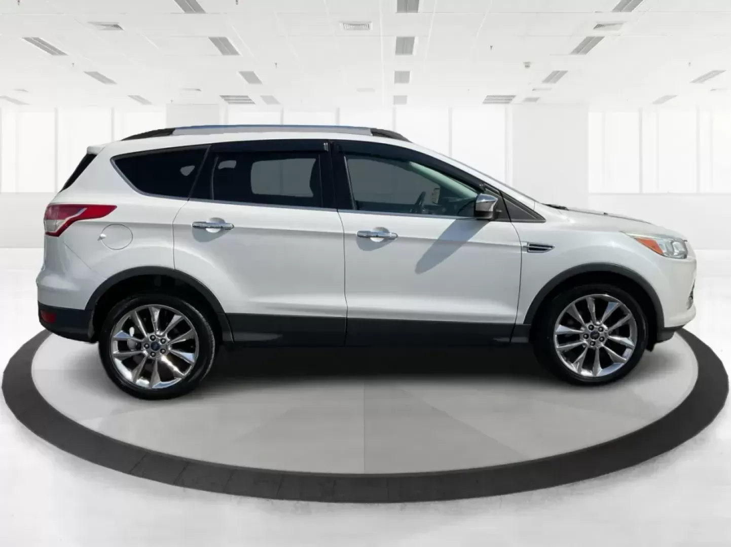 2015 Ford Escape SE (1FMCU9G92FU) with an EcoBoost 1.6L I-4 gasoline direct injection engine, located at 1184 Kauffman Ave, Fairborn, OH, 45324, (937) 908-9800, 39.807072, -84.030914 - Photo#1