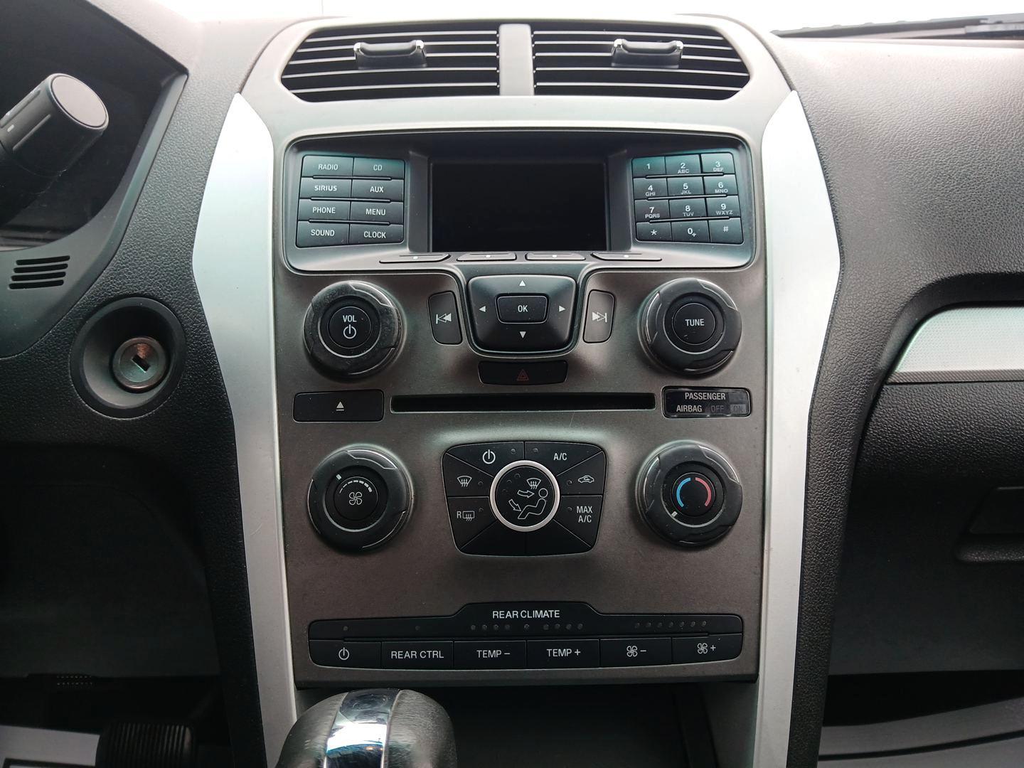 2015 Ford Explorer XLT FWD (1FM5K7D83FG) with an 3.5L V6 DOHC 24V engine, 6-Speed Automatic transmission, located at 1230 East Main St, Xenia, OH, 45385, (937) 908-9800, 39.688026, -83.910172 - Photo#12