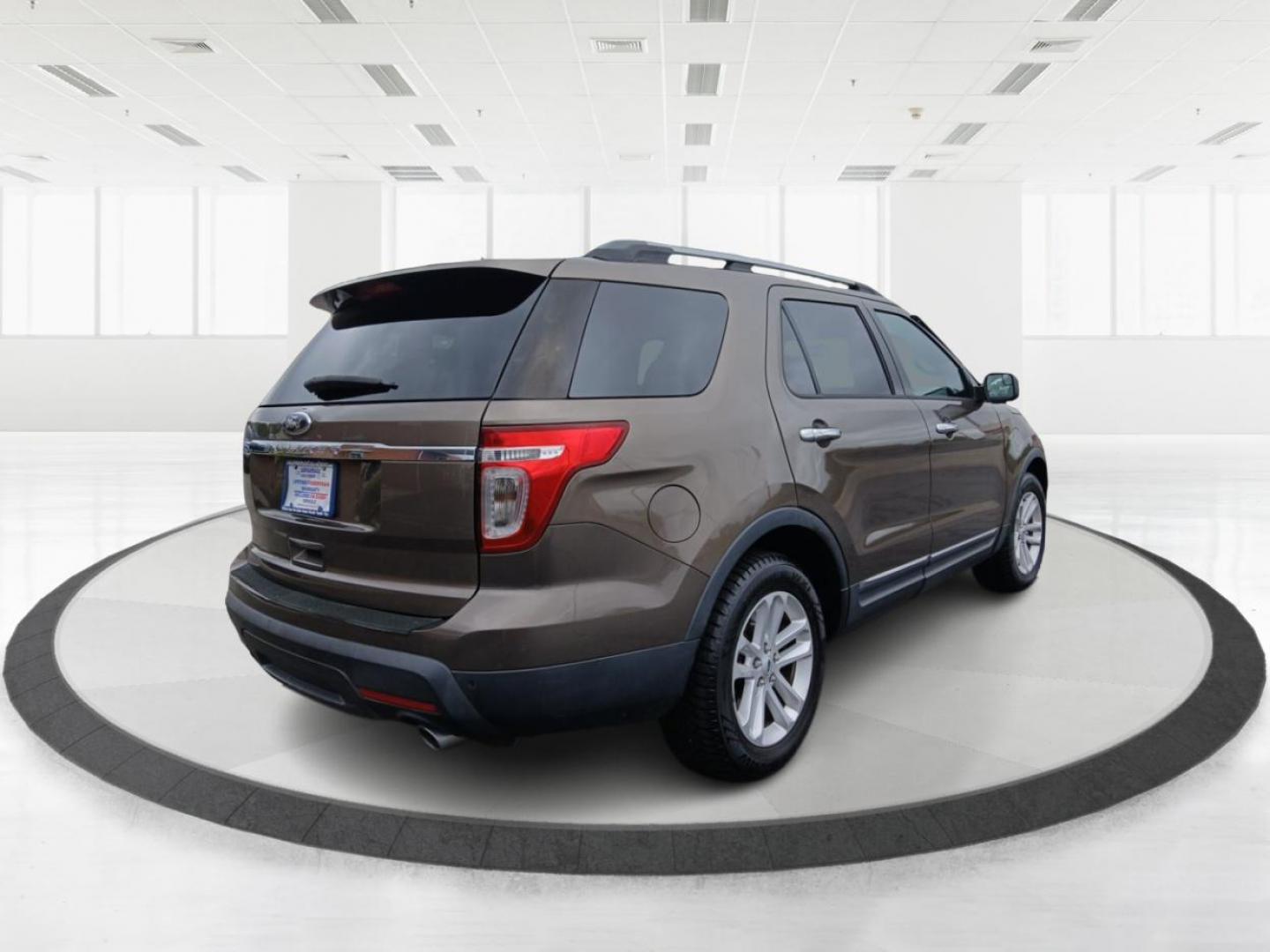 2015 Ford Explorer XLT FWD (1FM5K7D83FG) with an 3.5L V6 DOHC 24V engine, 6-Speed Automatic transmission, located at 1230 East Main St, Xenia, OH, 45385, (937) 908-9800, 39.688026, -83.910172 - Photo#2