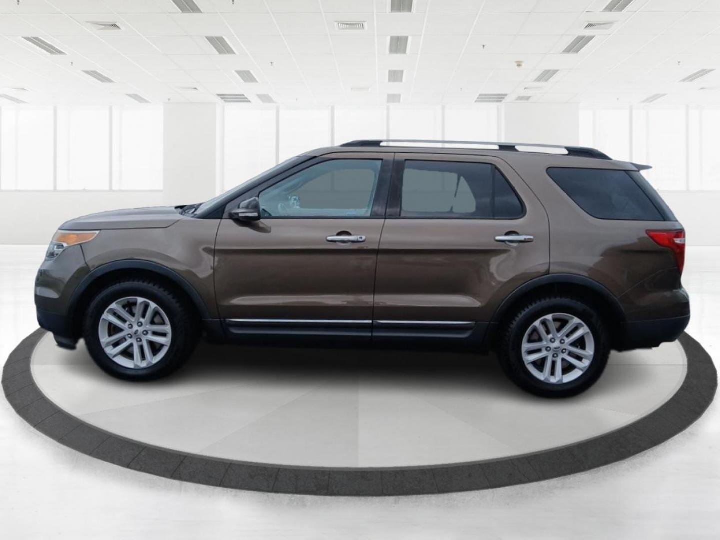 2015 Ford Explorer XLT FWD (1FM5K7D83FG) with an 3.5L V6 DOHC 24V engine, 6-Speed Automatic transmission, located at 1230 East Main St, Xenia, OH, 45385, (937) 908-9800, 39.688026, -83.910172 - Photo#5