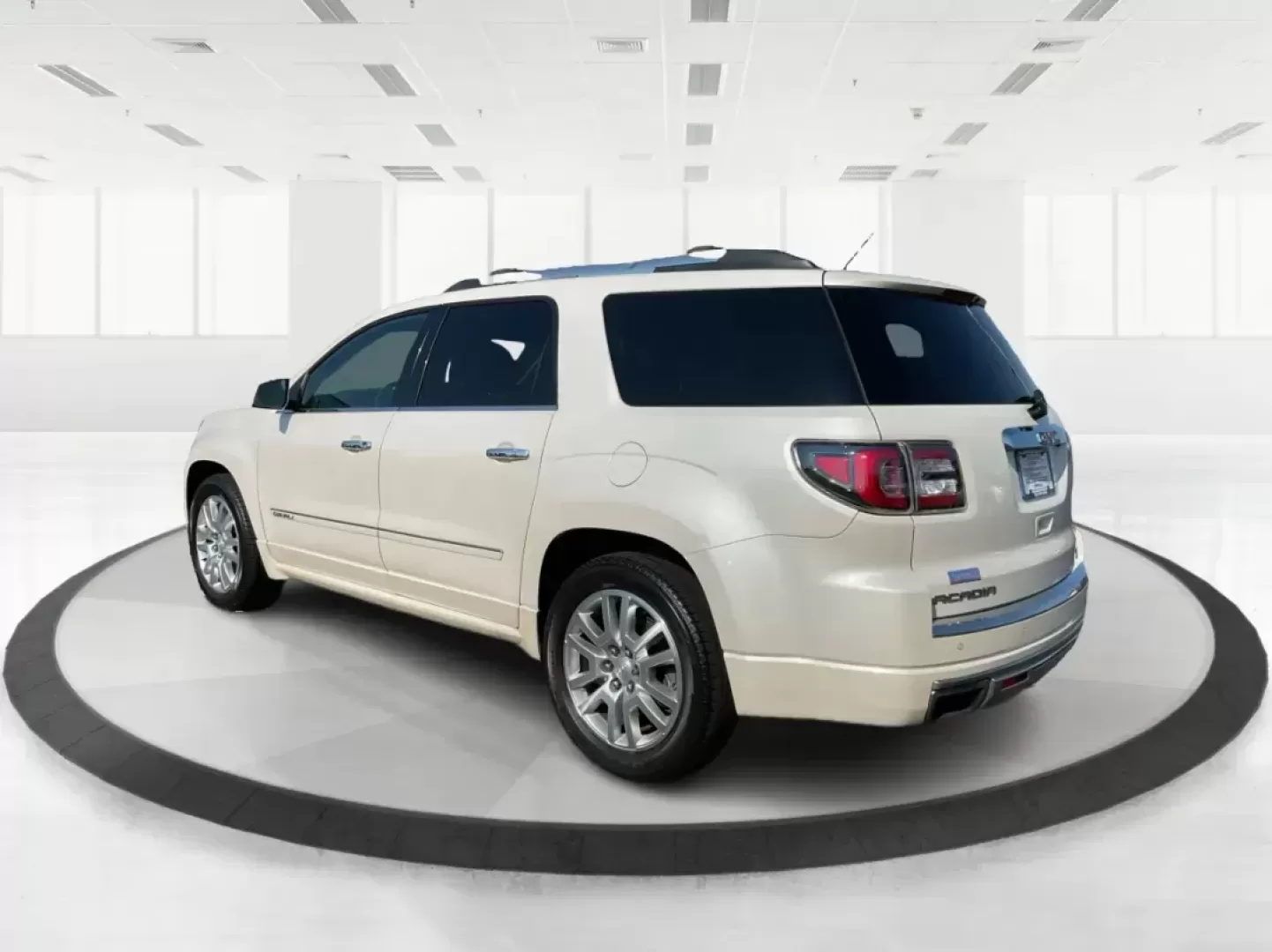 2015 GMC Acadia Denali (1GKKVTKD9FJ) with an 3.6L V-6 gasoline direct injection engine, located at 1951 S Dayton Lakeview Rd., New Carlisle, OH, 45344, (937) 908-9800, 39.890999, -84.050255 - Photo#4