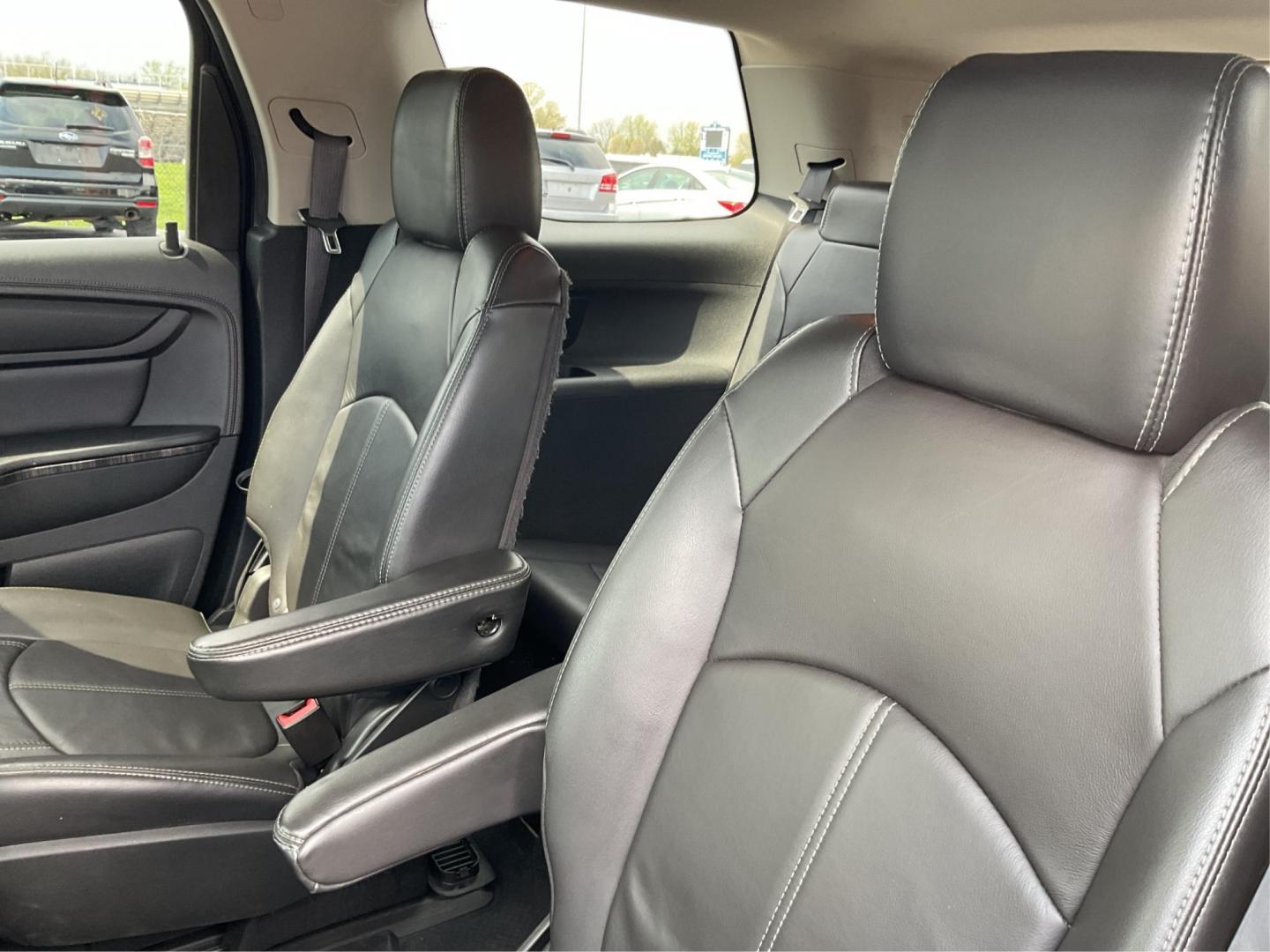 2015 GMC Acadia SLT-1 (1GKKVRKD8FJ) with an 3.6L V-6 gasoline direct injection engine, located at 8750 N County Rd 25A, Piqua, OH, 45356, (937) 908-9800, 40.164391, -84.232513 - Photo#9