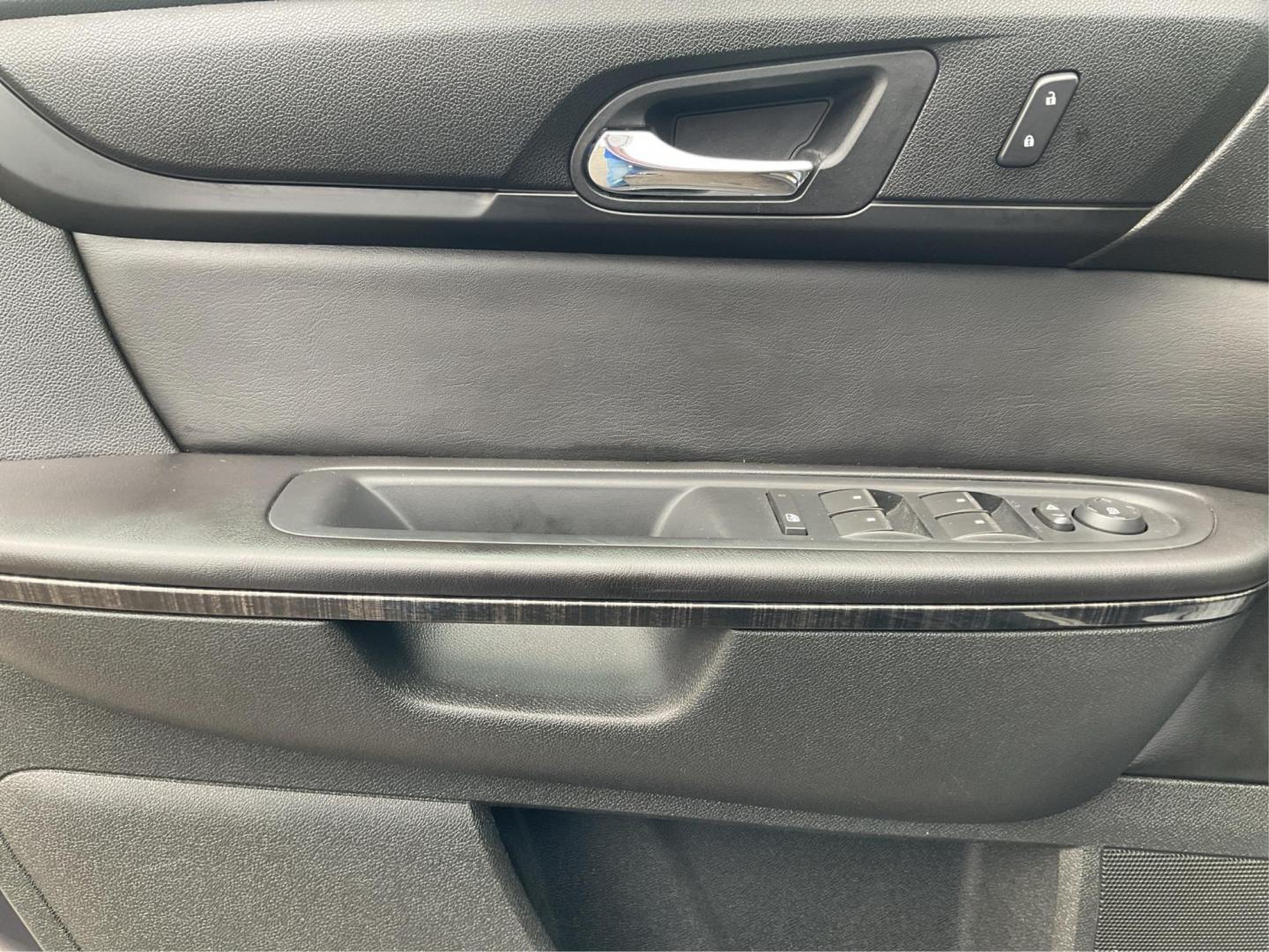 2015 GMC Acadia SLT-1 (1GKKVRKD8FJ) with an 3.6L V-6 gasoline direct injection engine, located at 8750 N County Rd 25A, Piqua, OH, 45356, (937) 908-9800, 40.164391, -84.232513 - Photo#18