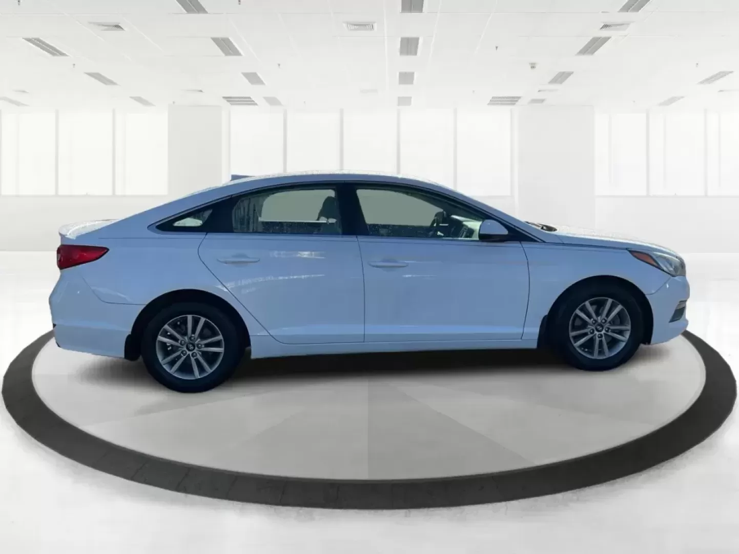 2015 Hyundai Sonata SE (5NPE24AF9FH) with an 2.4L I-4 gasoline direct injection engine, located at 1184 Kauffman Ave, Fairborn, OH, 45324, (937) 908-9800, 39.807072, -84.030914 - Photo#1