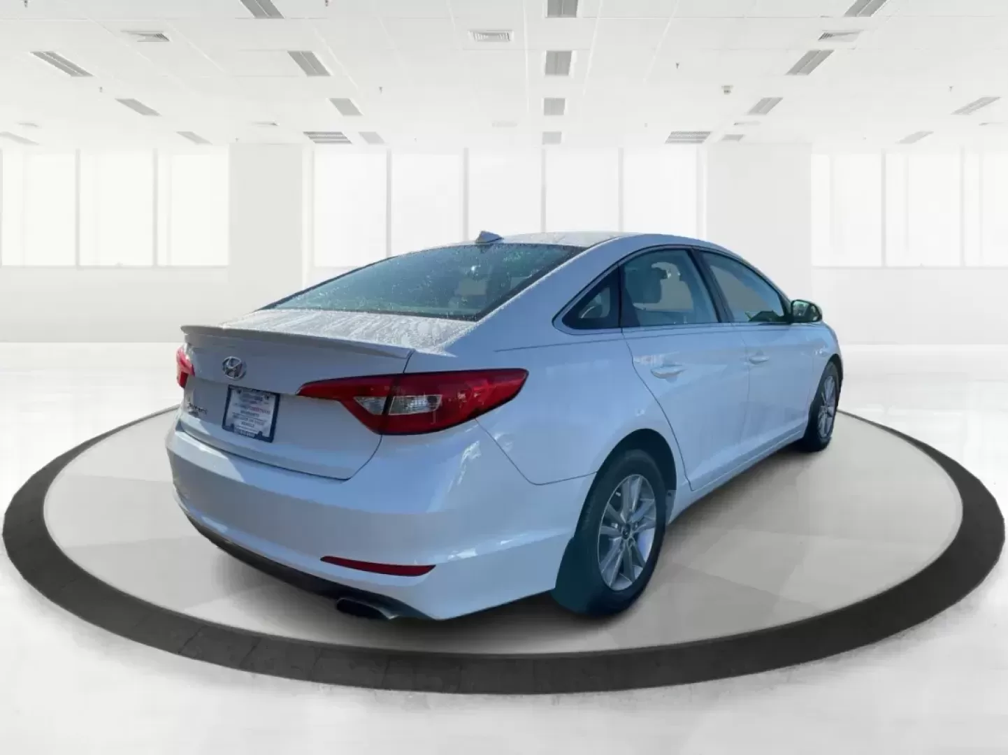 2015 Hyundai Sonata SE (5NPE24AF9FH) with an 2.4L I-4 gasoline direct injection engine, located at 1184 Kauffman Ave, Fairborn, OH, 45324, (937) 908-9800, 39.807072, -84.030914 - Photo#2