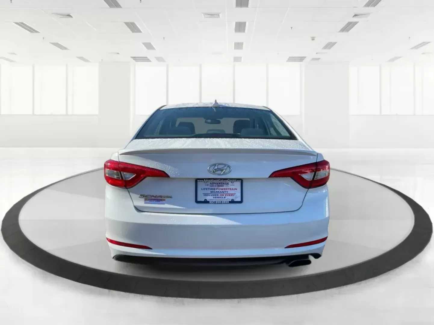 2015 Hyundai Sonata SE (5NPE24AF9FH) with an 2.4L I-4 gasoline direct injection engine, located at 1184 Kauffman Ave, Fairborn, OH, 45324, (937) 908-9800, 39.807072, -84.030914 - Photo#3
