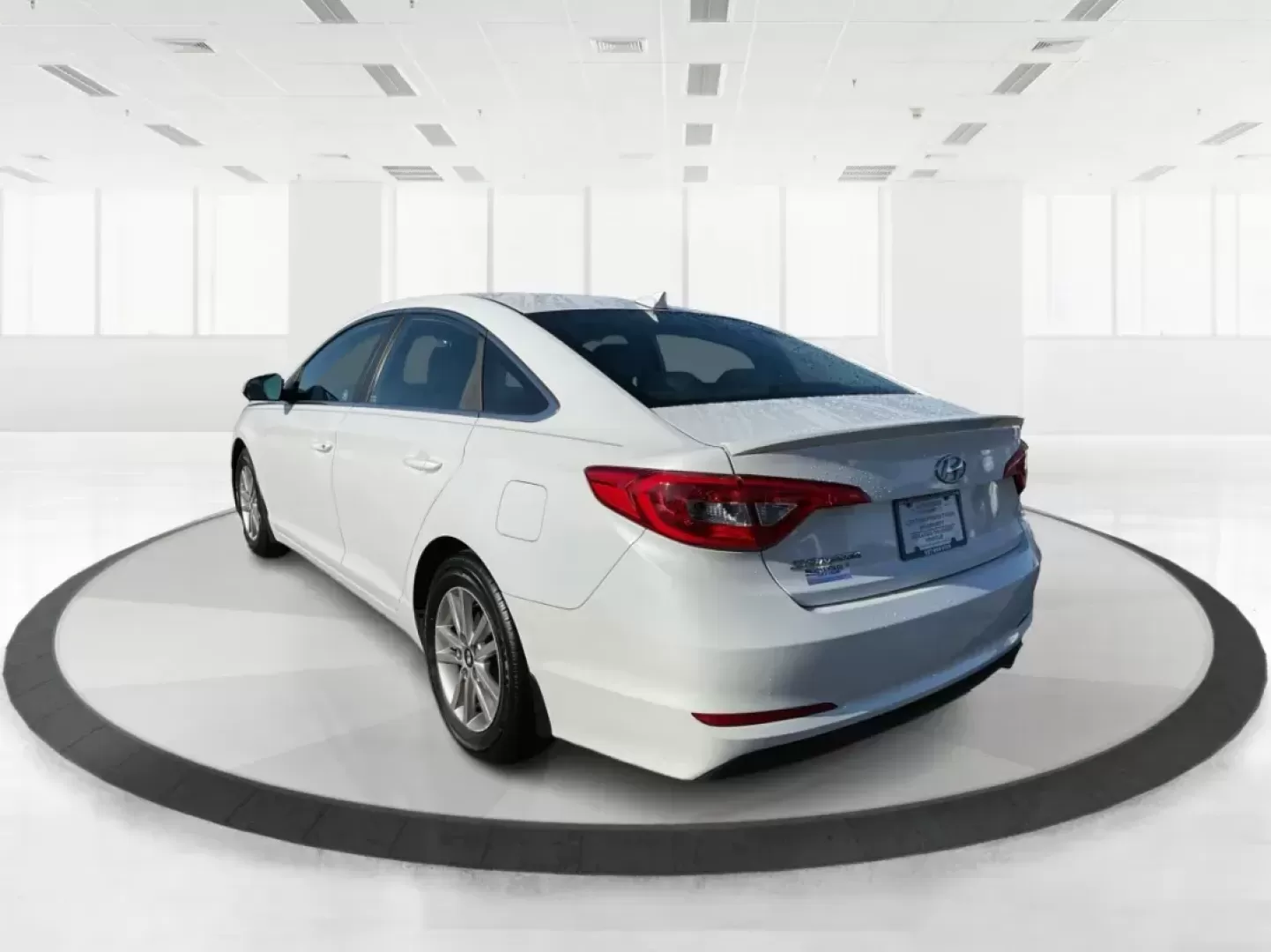 2015 Hyundai Sonata SE (5NPE24AF9FH) with an 2.4L I-4 gasoline direct injection engine, located at 1184 Kauffman Ave, Fairborn, OH, 45324, (937) 908-9800, 39.807072, -84.030914 - Photo#4