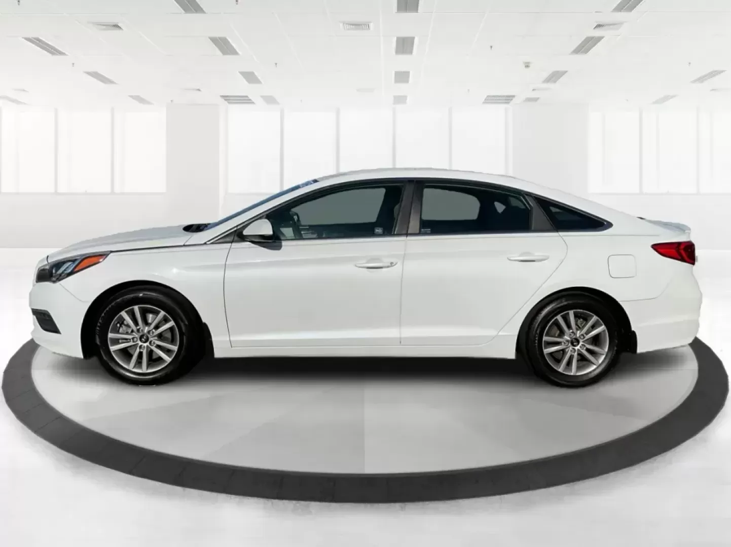 2015 Hyundai Sonata SE (5NPE24AF9FH) with an 2.4L I-4 gasoline direct injection engine, located at 1184 Kauffman Ave, Fairborn, OH, 45324, (937) 908-9800, 39.807072, -84.030914 - Photo#5