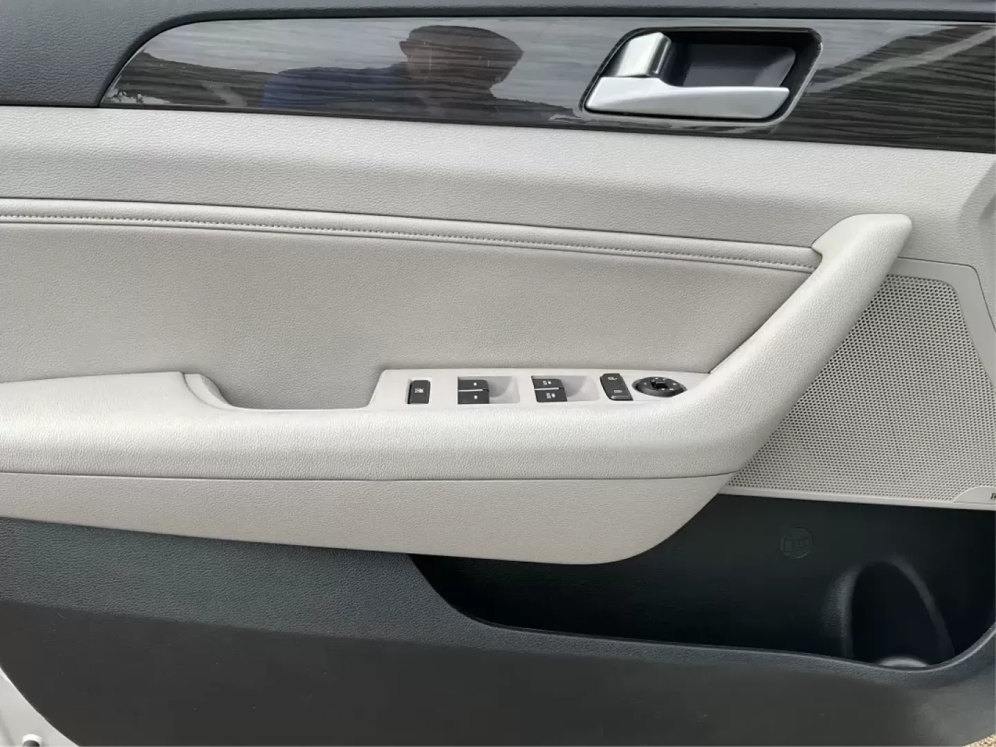 2015 Hyundai Sonata Limited (5NPE34AF6FH) with an 2.4L I-4 gasoline direct injection engine, located at 401 Woodman Dr, Riverside, OH, 45431, (937) 908-9800, 39.760899, -84.123421 - Photo#18