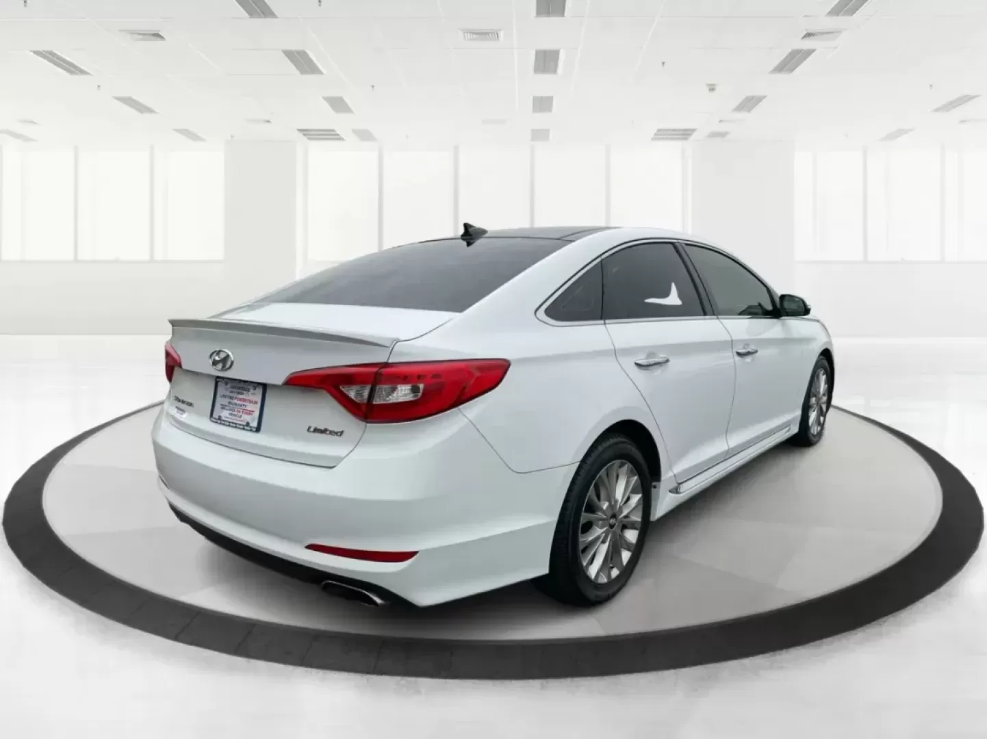 2015 Hyundai Sonata Limited (5NPE34AF5FH) with an 2.4L I-4 gasoline direct injection engine, located at 4508 South Dixie Dr, Moraine, OH, 45439, (937) 908-9800, 39.689976, -84.218452 - Photo#1