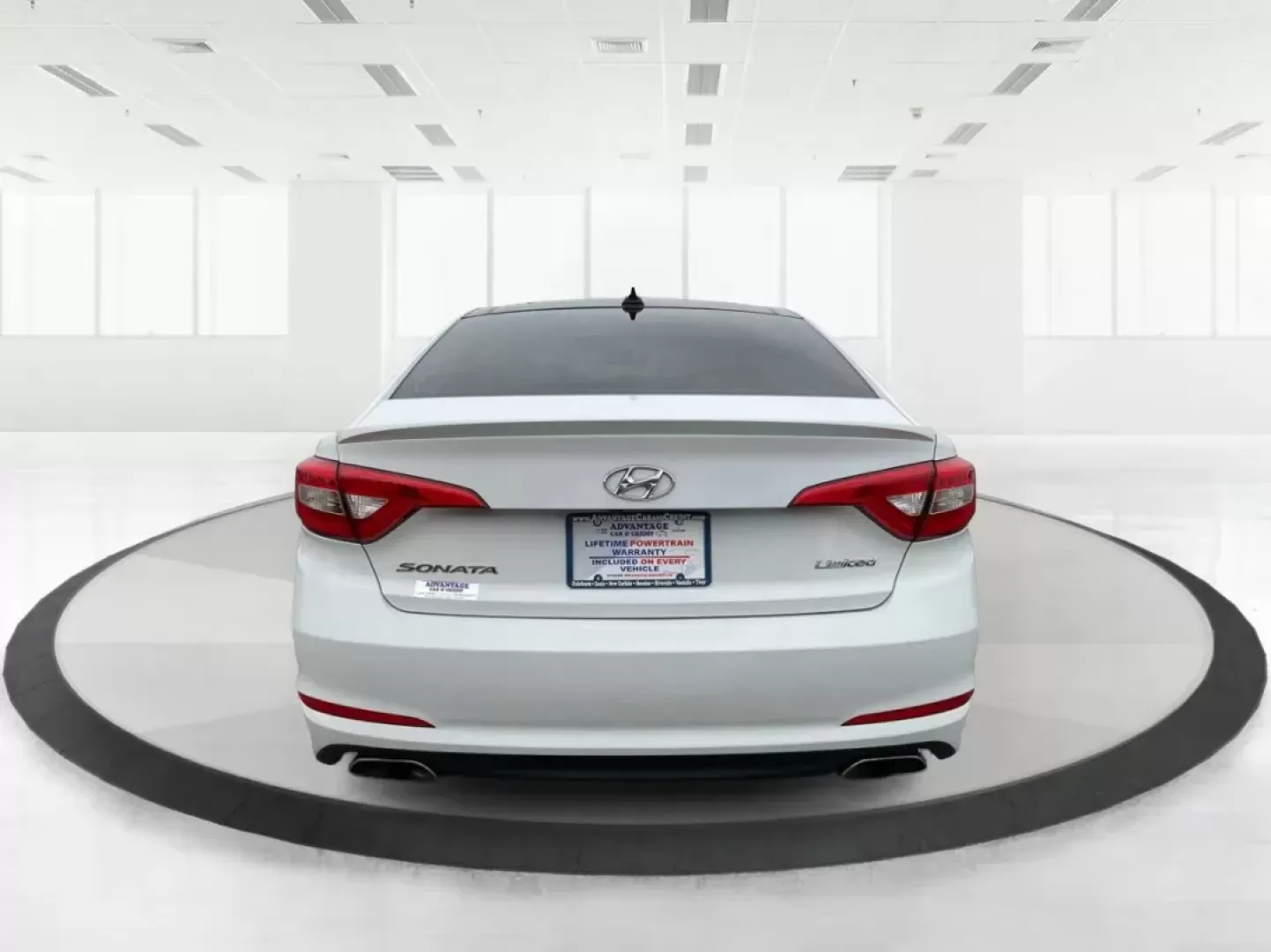 2015 Hyundai Sonata Limited (5NPE34AF5FH) with an 2.4L I-4 gasoline direct injection engine, located at 4508 South Dixie Dr, Moraine, OH, 45439, (937) 908-9800, 39.689976, -84.218452 - Photo#2