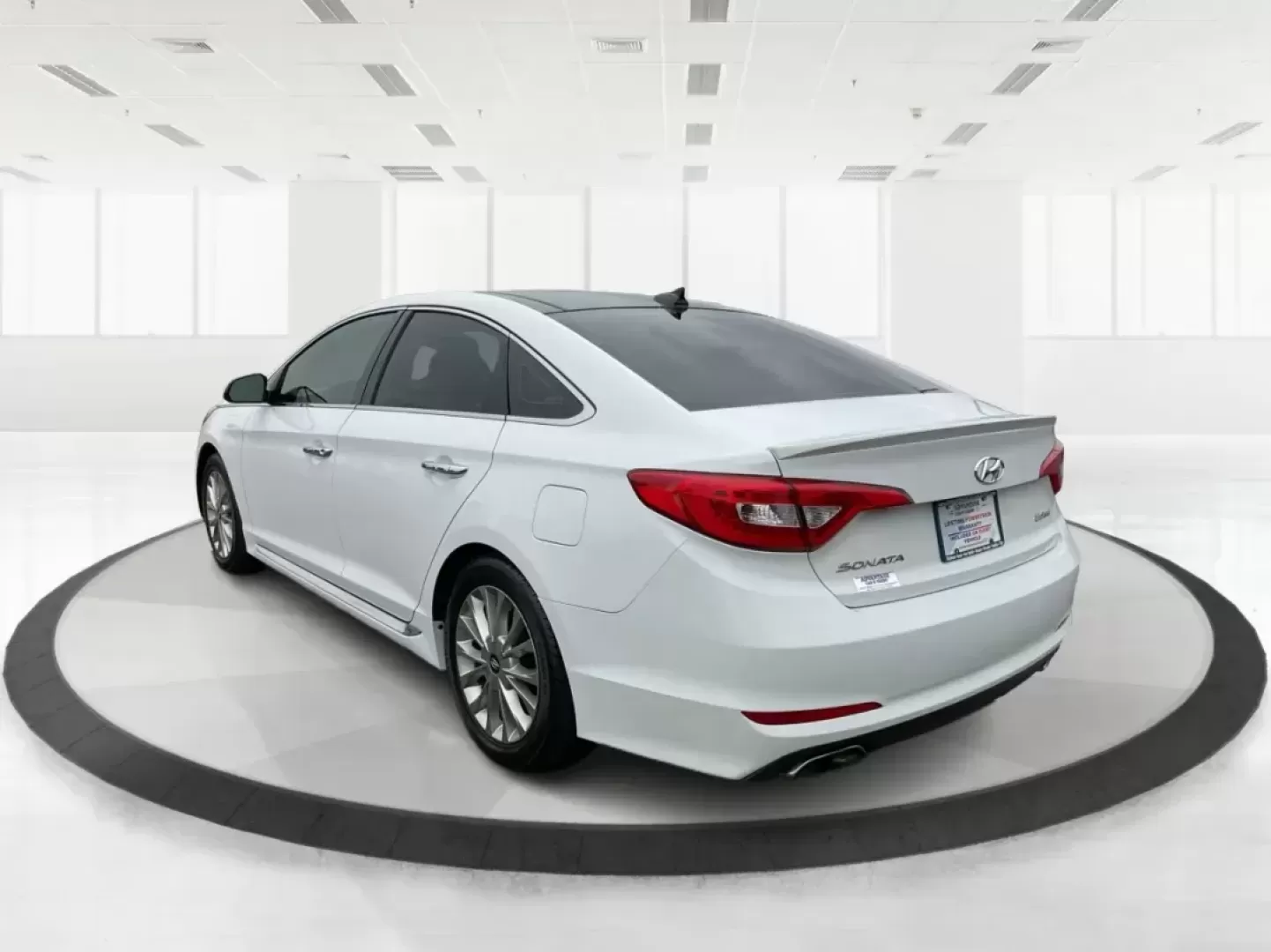 2015 Hyundai Sonata Limited (5NPE34AF5FH) with an 2.4L I-4 gasoline direct injection engine, located at 4508 South Dixie Dr, Moraine, OH, 45439, (937) 908-9800, 39.689976, -84.218452 - Photo#4