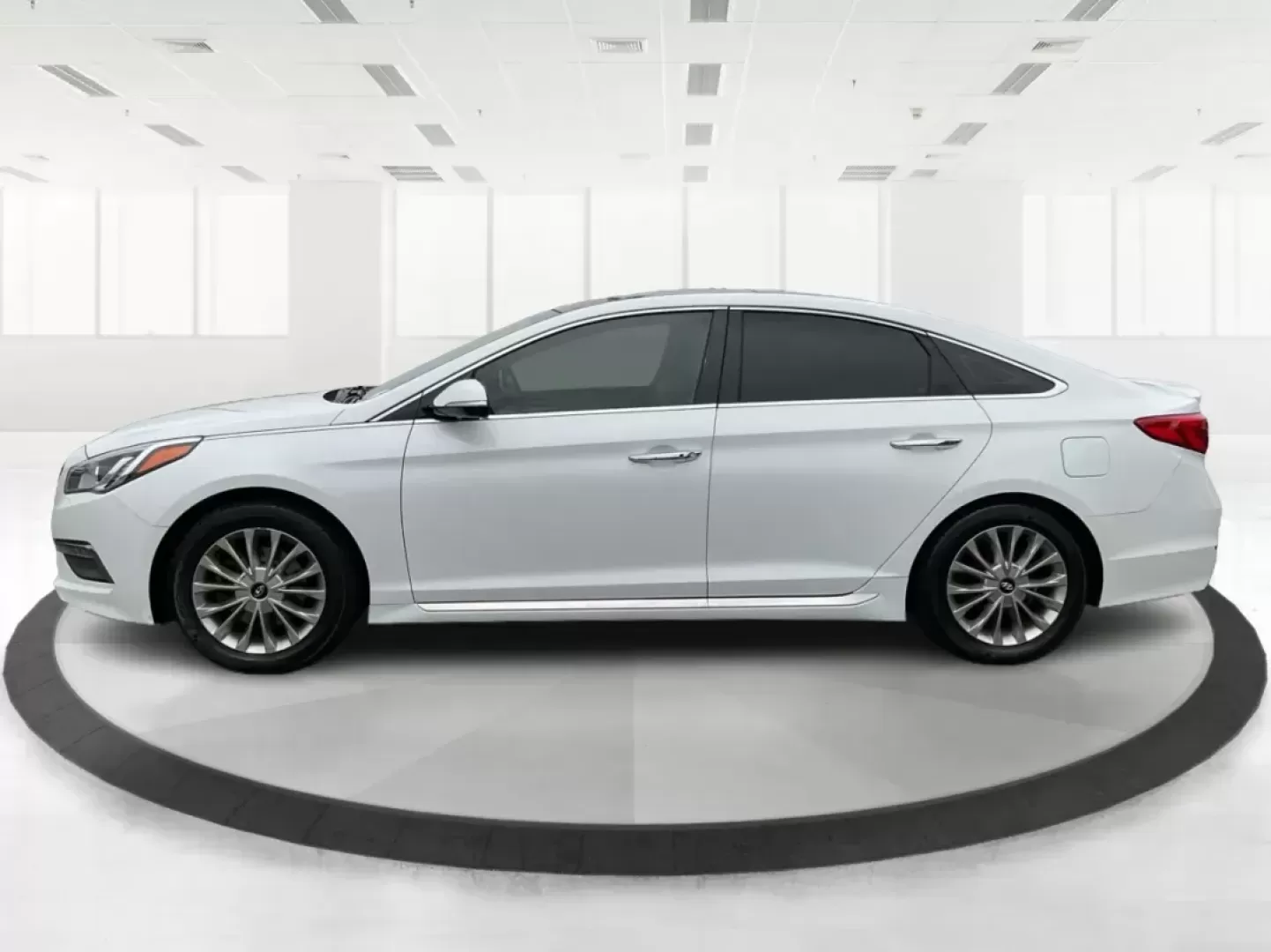 2015 Hyundai Sonata Limited (5NPE34AF5FH) with an 2.4L I-4 gasoline direct injection engine, located at 4508 South Dixie Dr, Moraine, OH, 45439, (937) 908-9800, 39.689976, -84.218452 - Photo#5