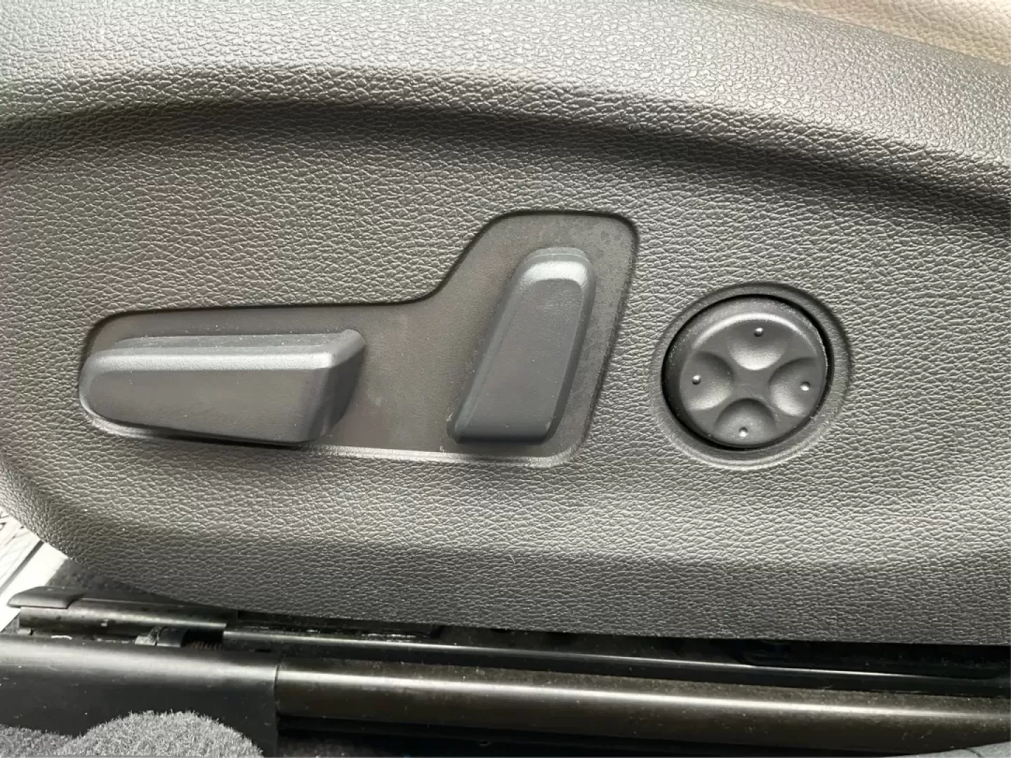 2015 Hyundai Sonata Limited (5NPE34AF5FH) with an 2.4L I-4 gasoline direct injection engine, located at 4508 South Dixie Dr, Moraine, OH, 45439, (937) 908-9800, 39.689976, -84.218452 - Photo#16