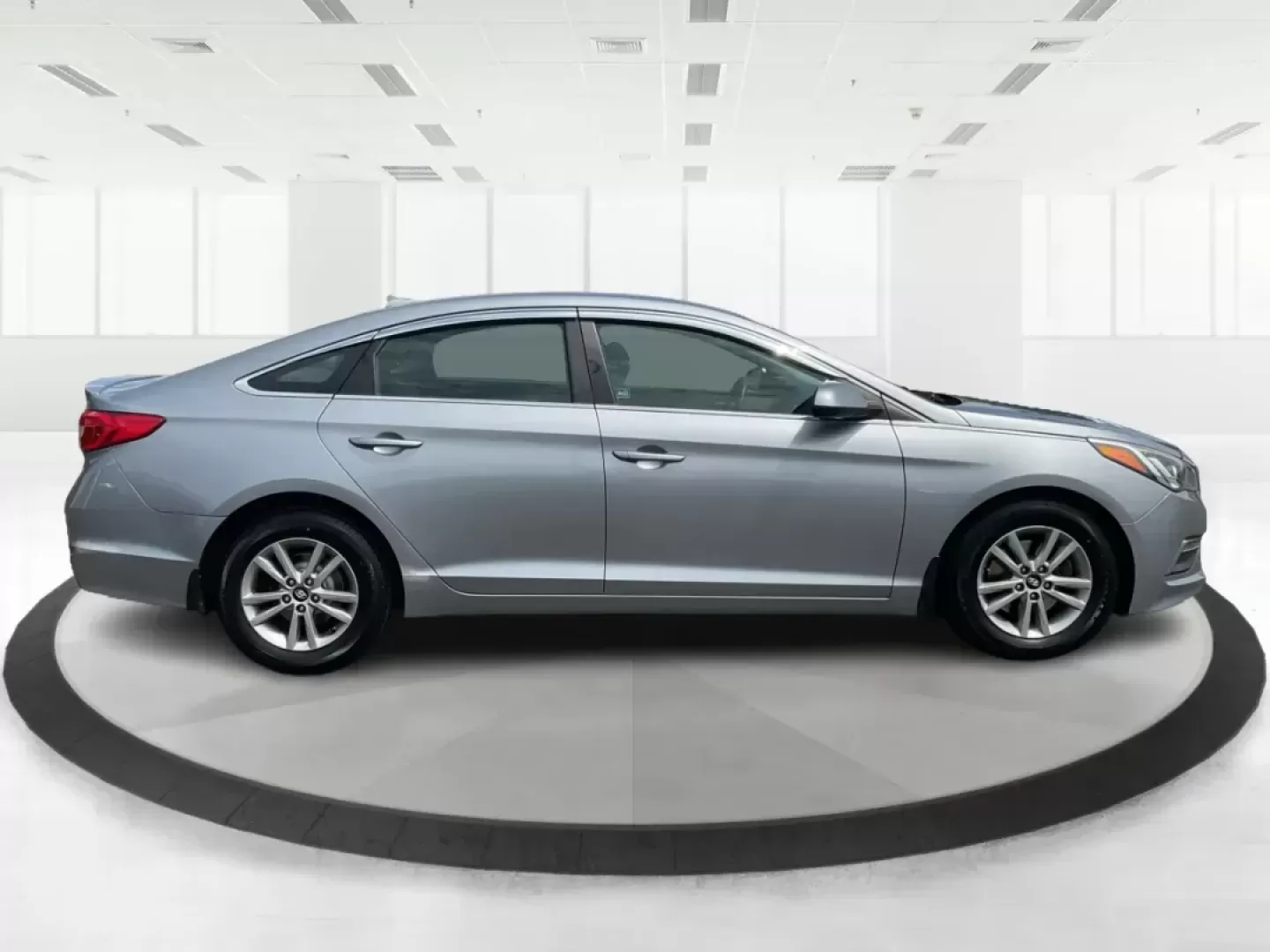2015 Hyundai Sonata SE (5NPE24AF4FH) with an 2.4L I-4 gasoline direct injection engine, located at 4508 South Dixie Dr, Moraine, OH, 45439, (937) 908-9800, 39.689976, -84.218452 - Photo#1