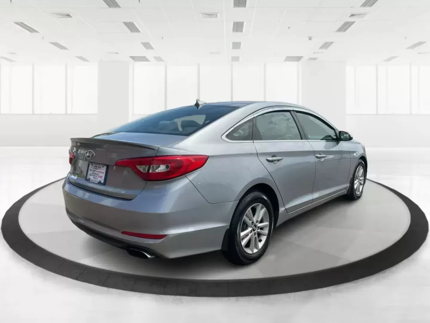 2015 Hyundai Sonata SE (5NPE24AF4FH) with an 2.4L I-4 gasoline direct injection engine, located at 4508 South Dixie Dr, Moraine, OH, 45439, (937) 908-9800, 39.689976, -84.218452 - Photo#2