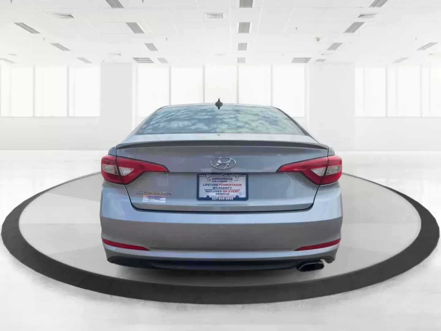 2015 Hyundai Sonata SE (5NPE24AF4FH) with an 2.4L I-4 gasoline direct injection engine, located at 4508 South Dixie Dr, Moraine, OH, 45439, (937) 908-9800, 39.689976, -84.218452 - Photo#3