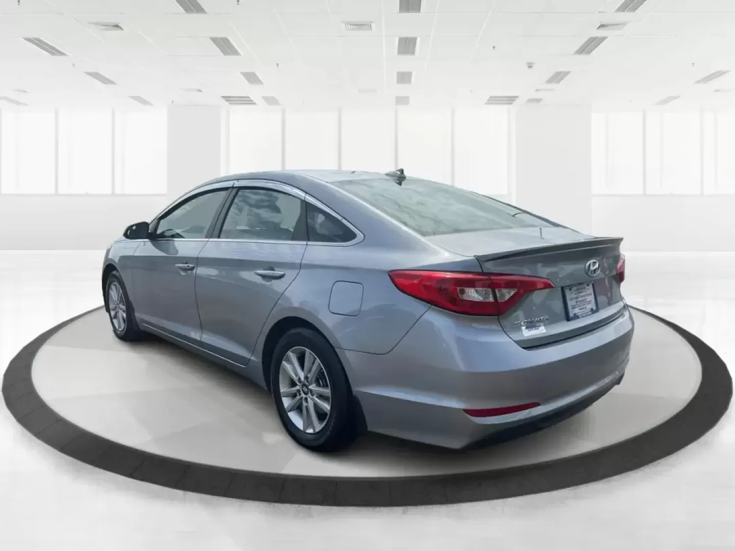2015 Hyundai Sonata SE (5NPE24AF4FH) with an 2.4L I-4 gasoline direct injection engine, located at 4508 South Dixie Dr, Moraine, OH, 45439, (937) 908-9800, 39.689976, -84.218452 - Photo#4