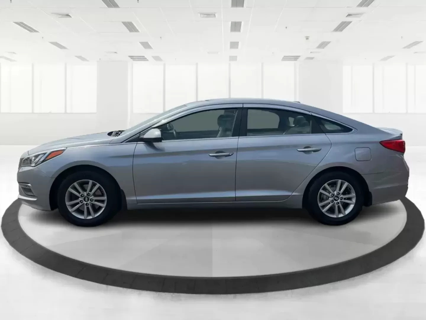 2015 Hyundai Sonata SE (5NPE24AF4FH) with an 2.4L I-4 gasoline direct injection engine, located at 4508 South Dixie Dr, Moraine, OH, 45439, (937) 908-9800, 39.689976, -84.218452 - Photo#5