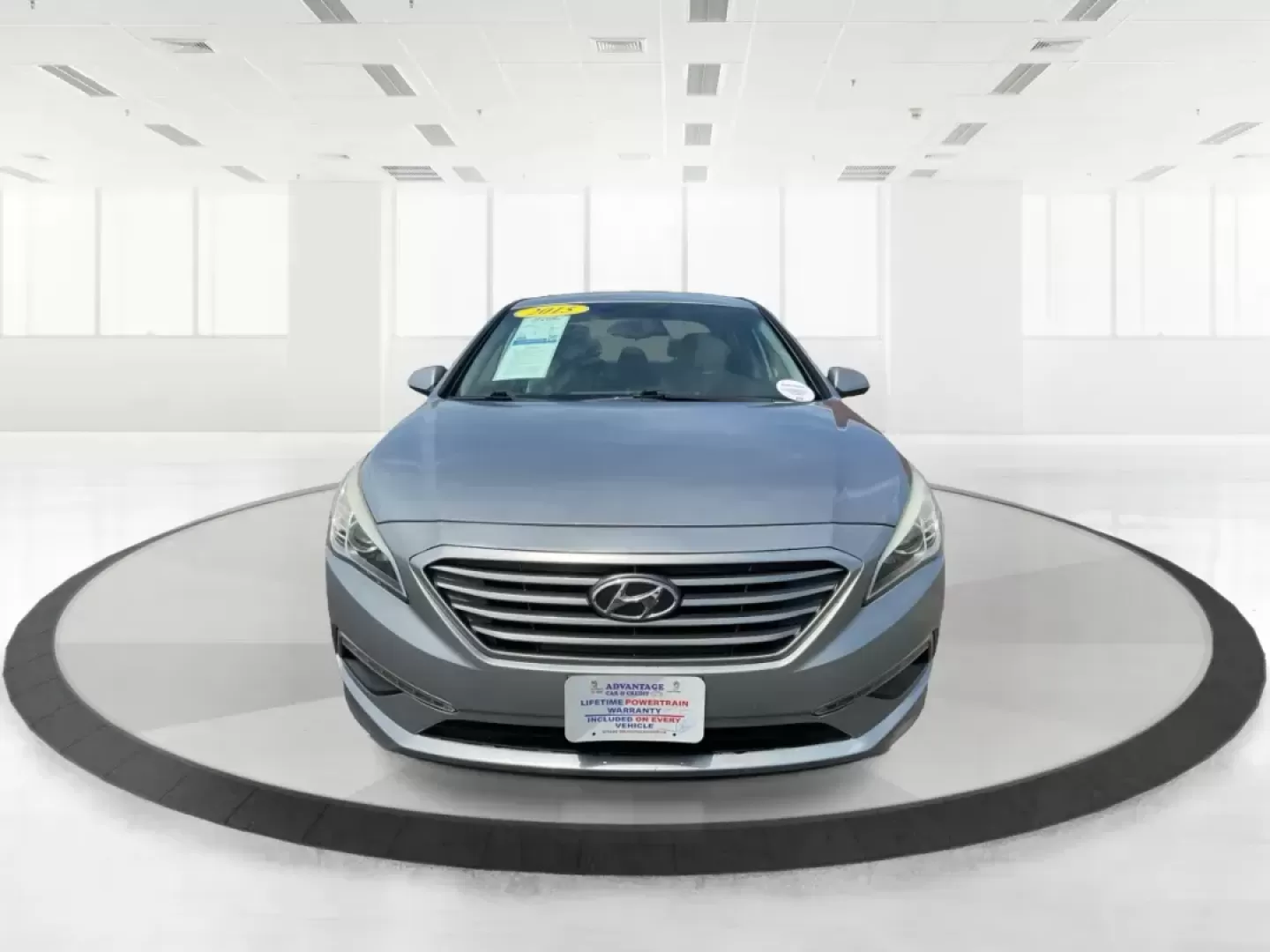 2015 Hyundai Sonata SE (5NPE24AF4FH) with an 2.4L I-4 gasoline direct injection engine, located at 4508 South Dixie Dr, Moraine, OH, 45439, (937) 908-9800, 39.689976, -84.218452 - Photo#6