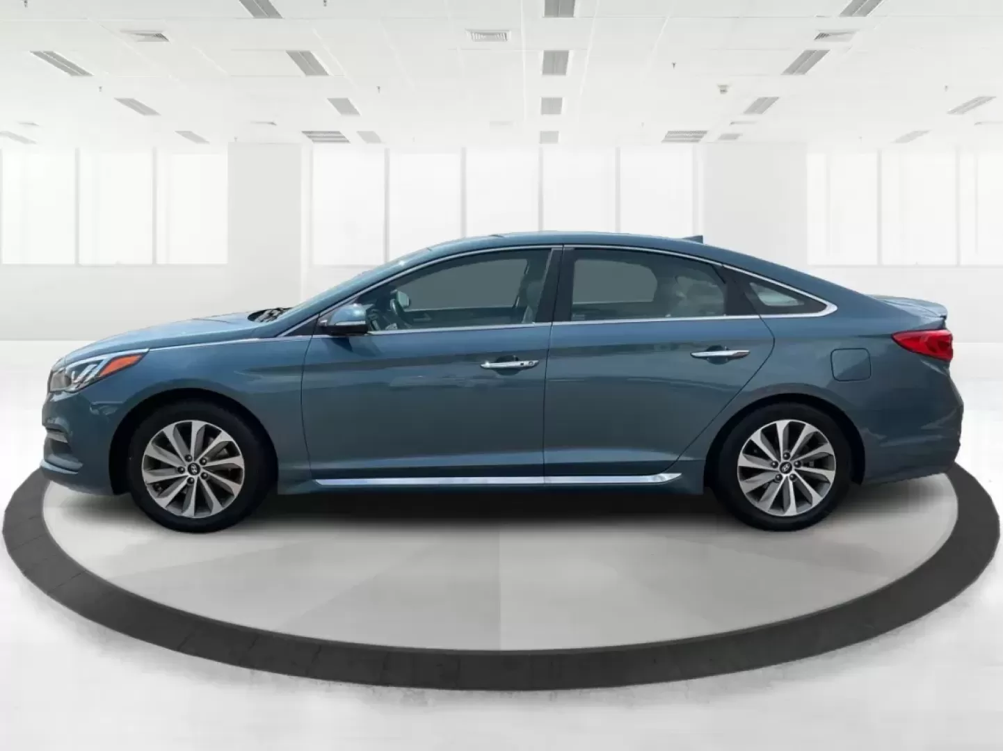 2015 Hyundai Sonata Sport (5NPE34AF2FH) with an 2.4L I-4 gasoline direct injection engine, located at 401 Woodman Dr, Riverside, OH, 45431, (937) 908-9800, 39.760899, -84.123421 - Photo#5