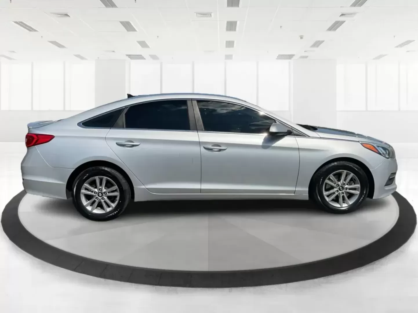 2015 Hyundai Sonata SE (5NPE24AF0FH) with an 2.4L I-4 gasoline direct injection engine, located at 8750 N County Rd 25A, Piqua, OH, 45356, (937) 908-9800, 40.164391, -84.232513 - Photo#1