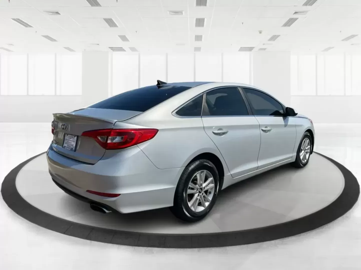 2015 Hyundai Sonata SE (5NPE24AF0FH) with an 2.4L I-4 gasoline direct injection engine, located at 8750 N County Rd 25A, Piqua, OH, 45356, (937) 908-9800, 40.164391, -84.232513 - Photo#2
