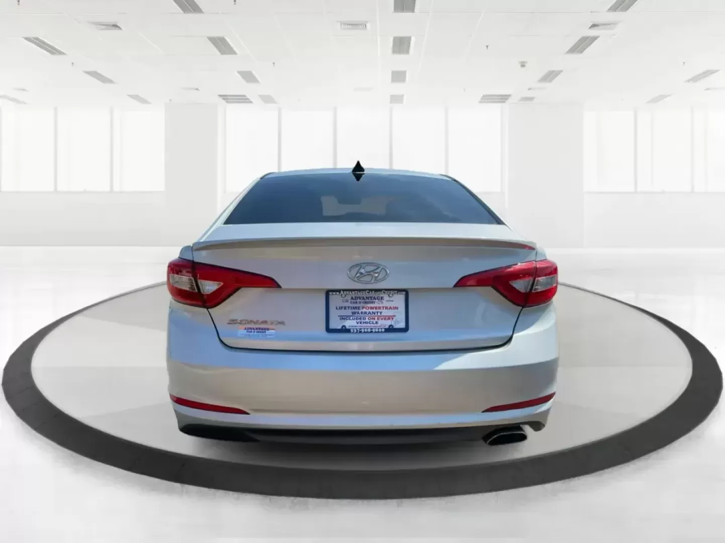 2015 Hyundai Sonata SE (5NPE24AF0FH) with an 2.4L I-4 gasoline direct injection engine, located at 8750 N County Rd 25A, Piqua, OH, 45356, (937) 908-9800, 40.164391, -84.232513 - Photo#3