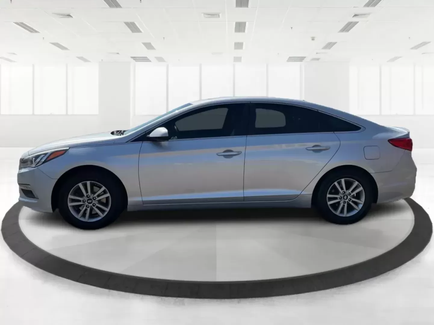 2015 Hyundai Sonata SE (5NPE24AF0FH) with an 2.4L I-4 gasoline direct injection engine, located at 8750 N County Rd 25A, Piqua, OH, 45356, (937) 908-9800, 40.164391, -84.232513 - Photo#5